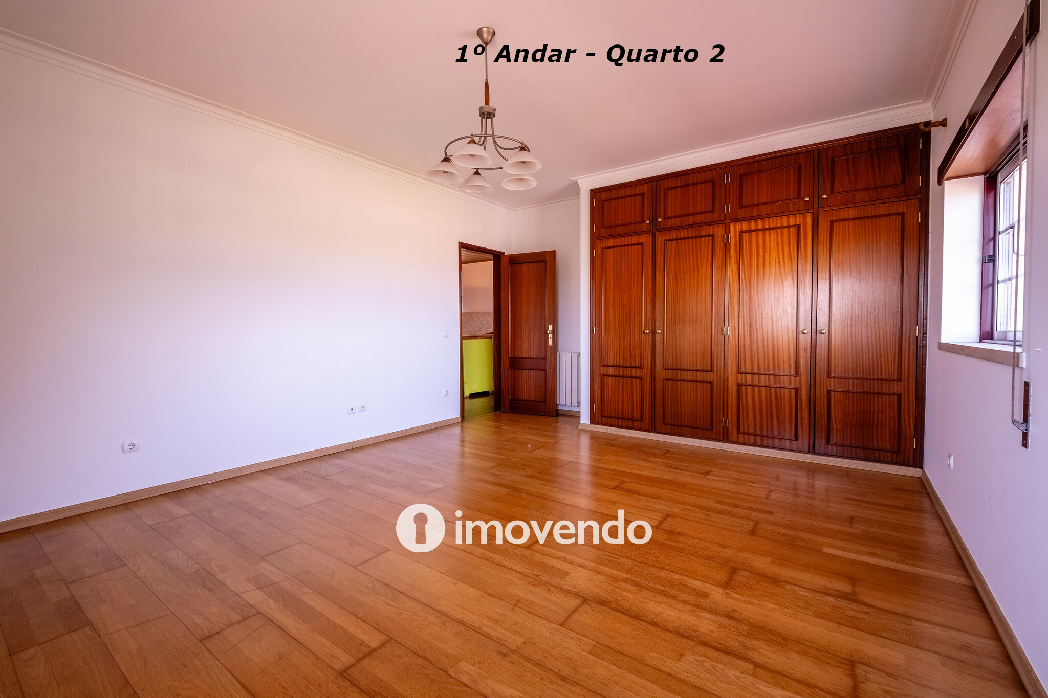 Moradia com terreno de 1.347 m2 e garagem, em São Martinho do Bispo