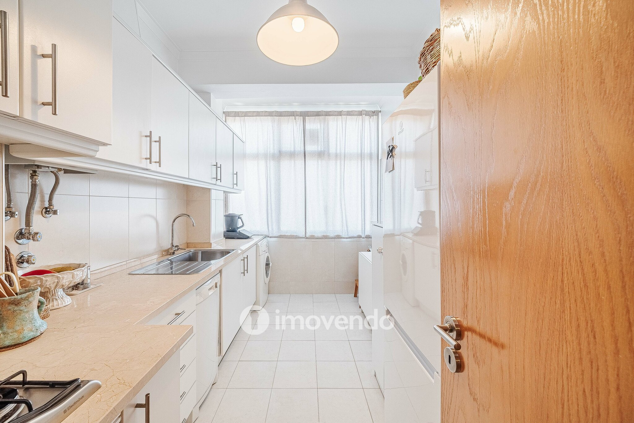 Apartamento T2 com cozinha equipada e duas varandas, na Damaia