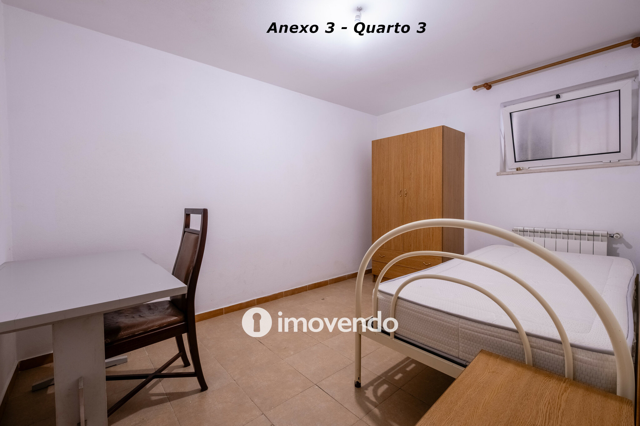 Moradia com terreno de 1.347 m2 e garagem, em São Martinho do Bispo