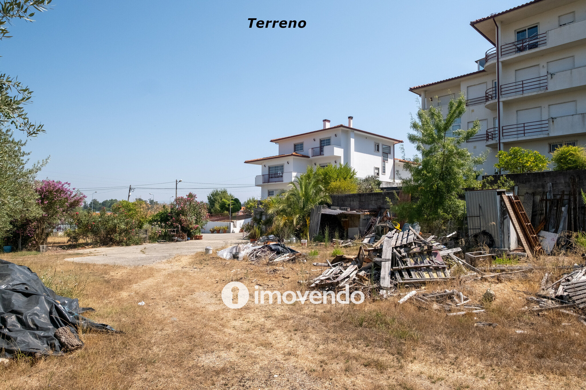 Moradia com terreno de 1.347 m2 e garagem, em São Martinho do Bispo