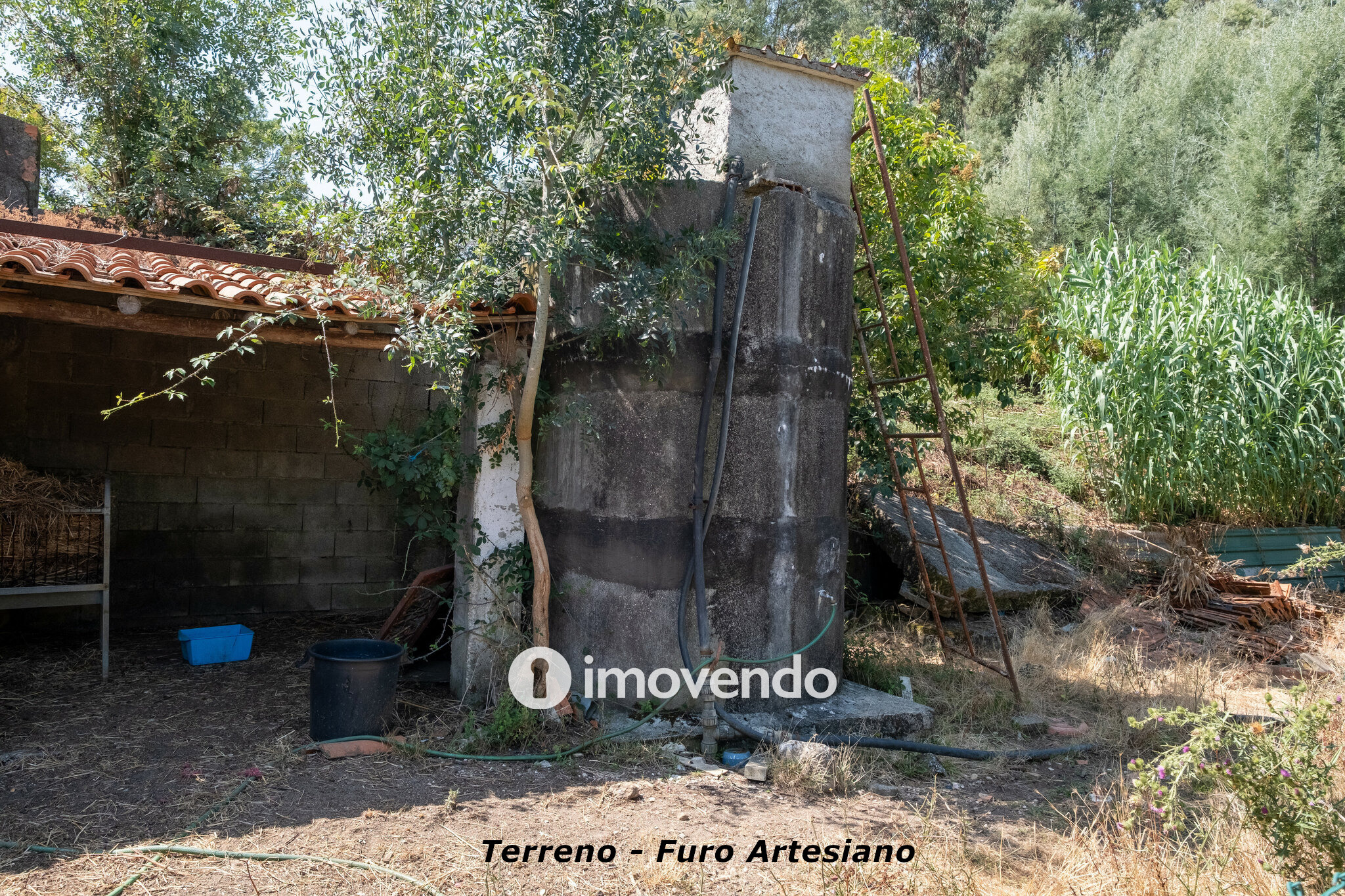 Moradia com terreno de 1.347 m2 e garagem, em São Martinho do Bispo