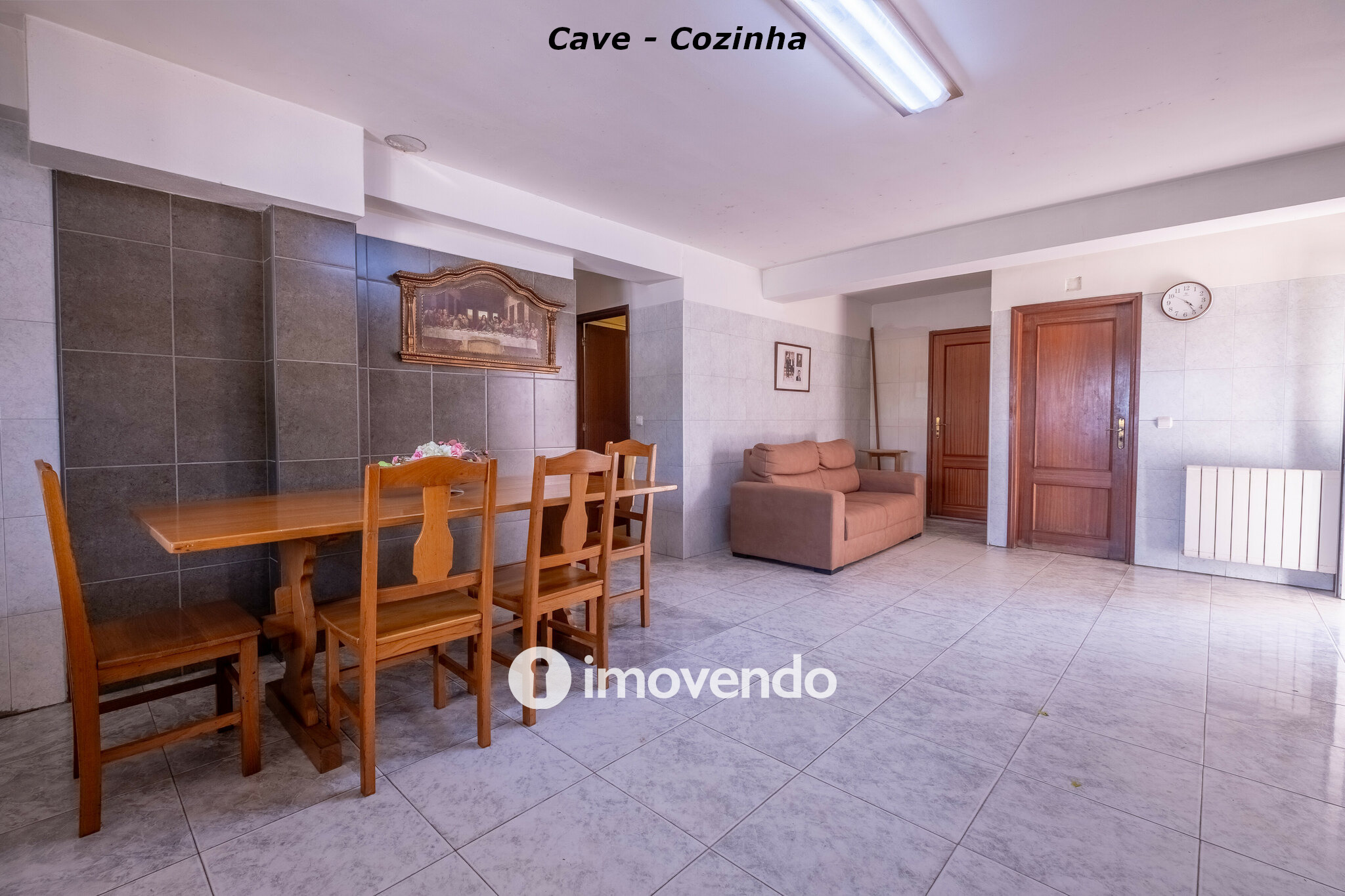 Moradia com terreno de 1.347 m2 e garagem, em São Martinho do Bispo