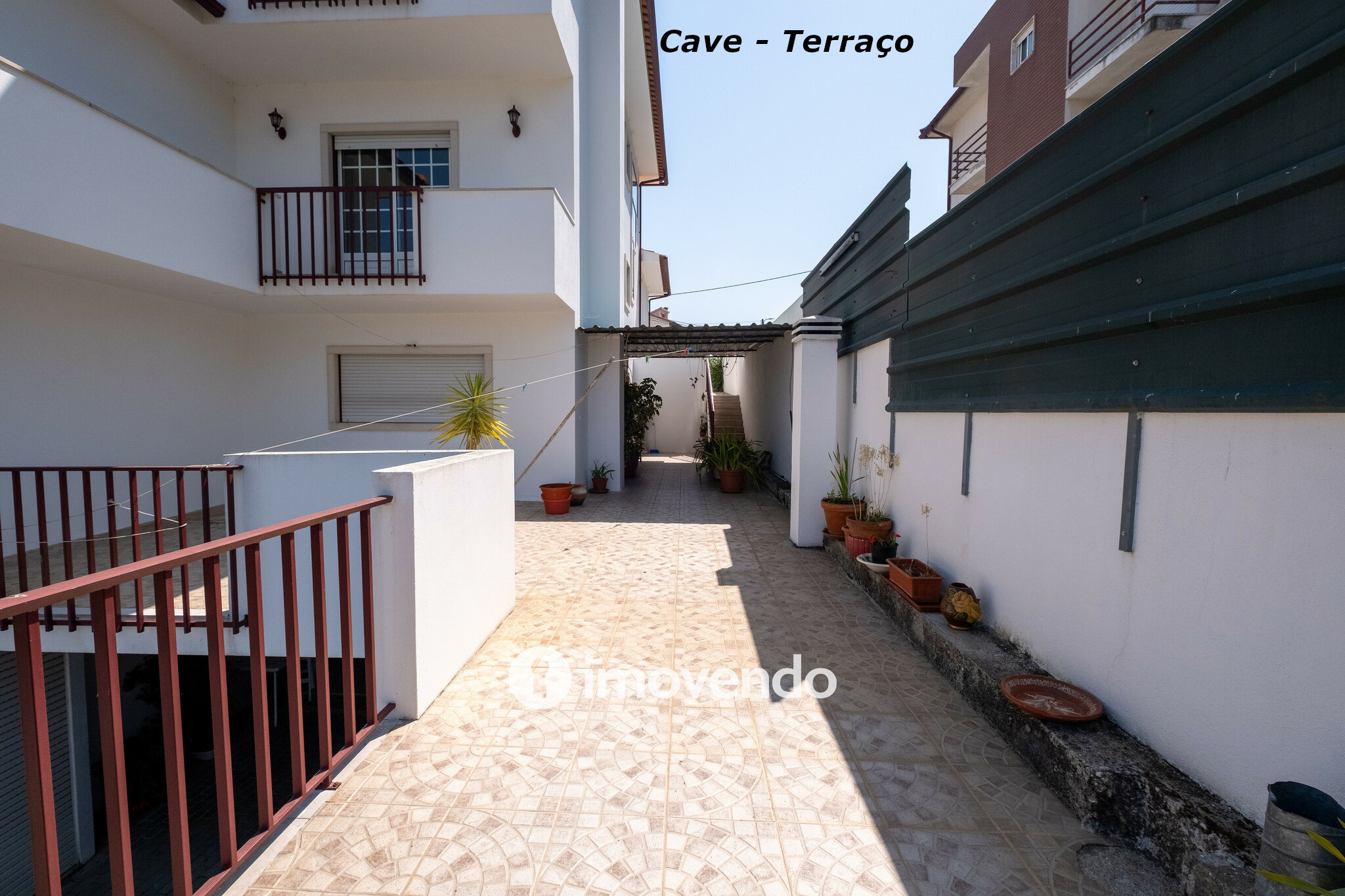 Moradia com terreno de 1.347 m2 e garagem, em São Martinho do Bispo