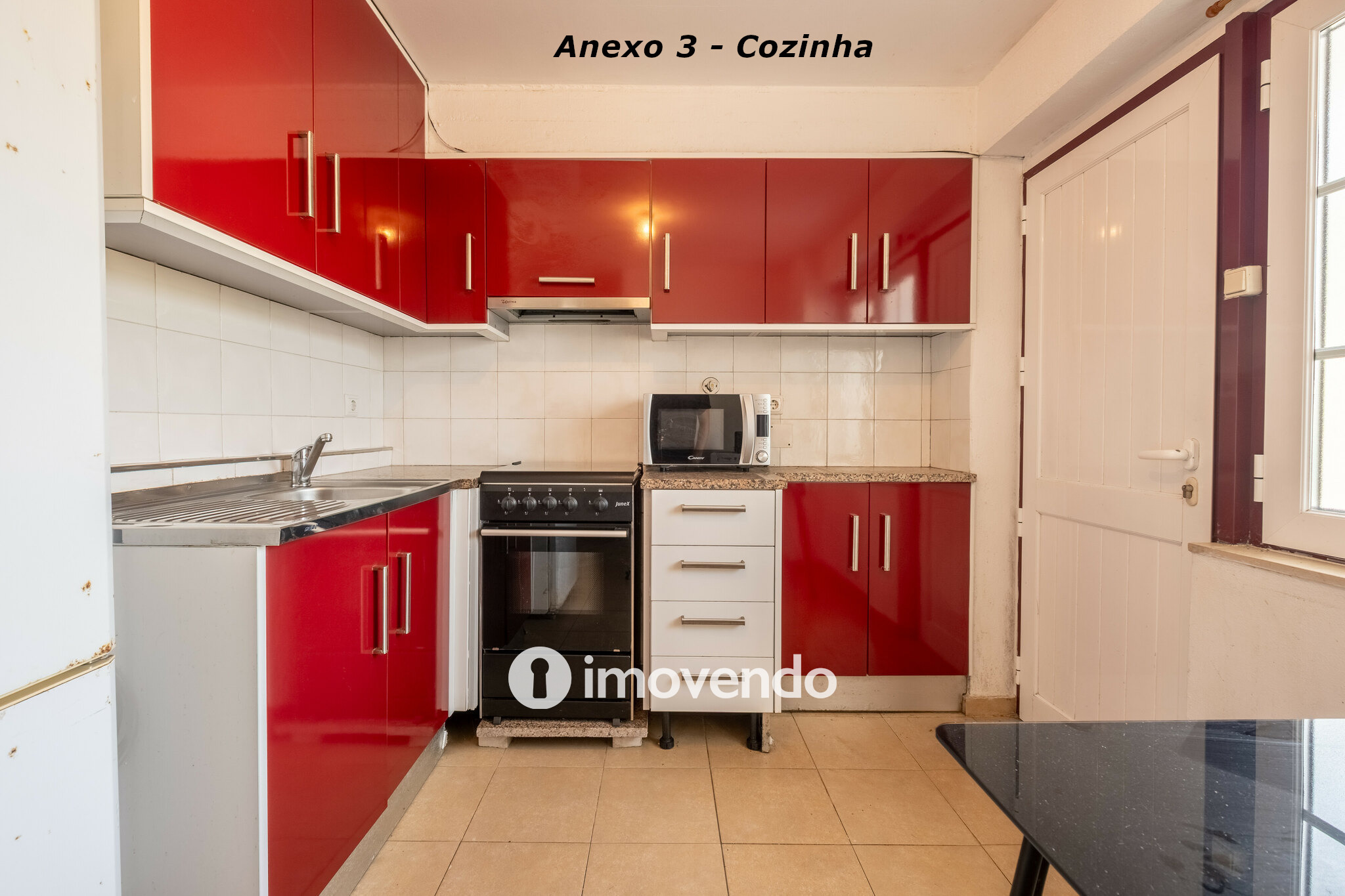 Moradia com terreno de 1.347 m2 e garagem, em São Martinho do Bispo