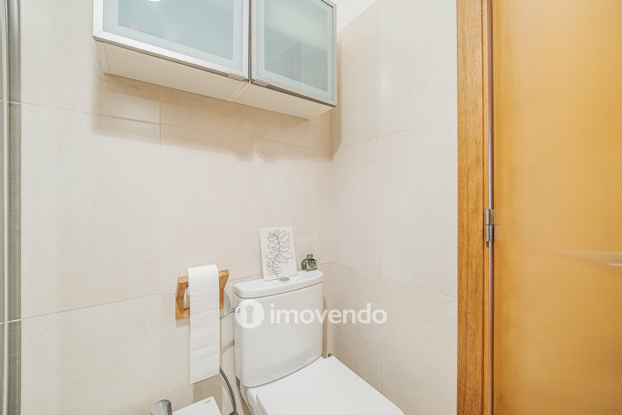 Apartamento T2 com cozinha equipada e duas varandas, na Damaia