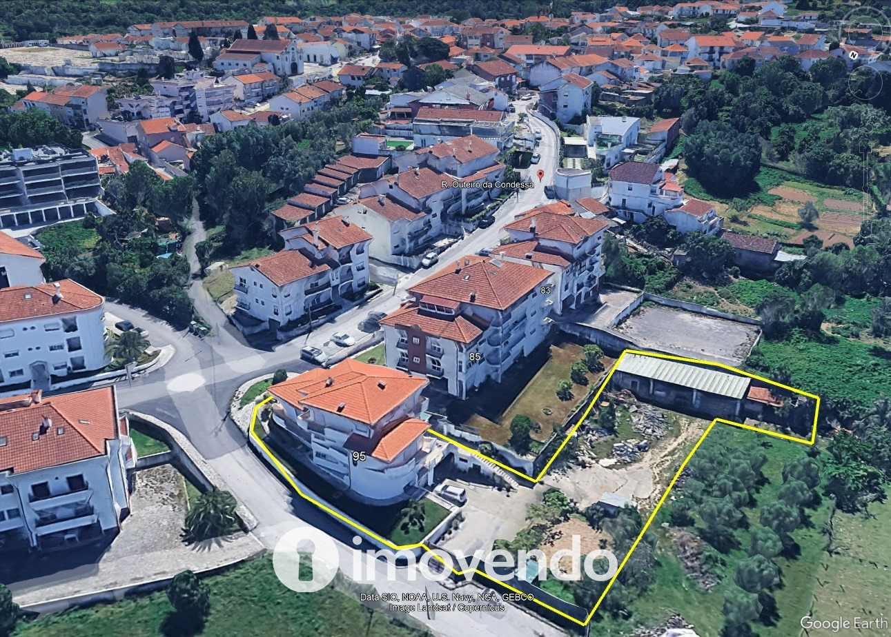 Moradia com terreno de 1.347 m2 e garagem, em São Martinho do Bispo