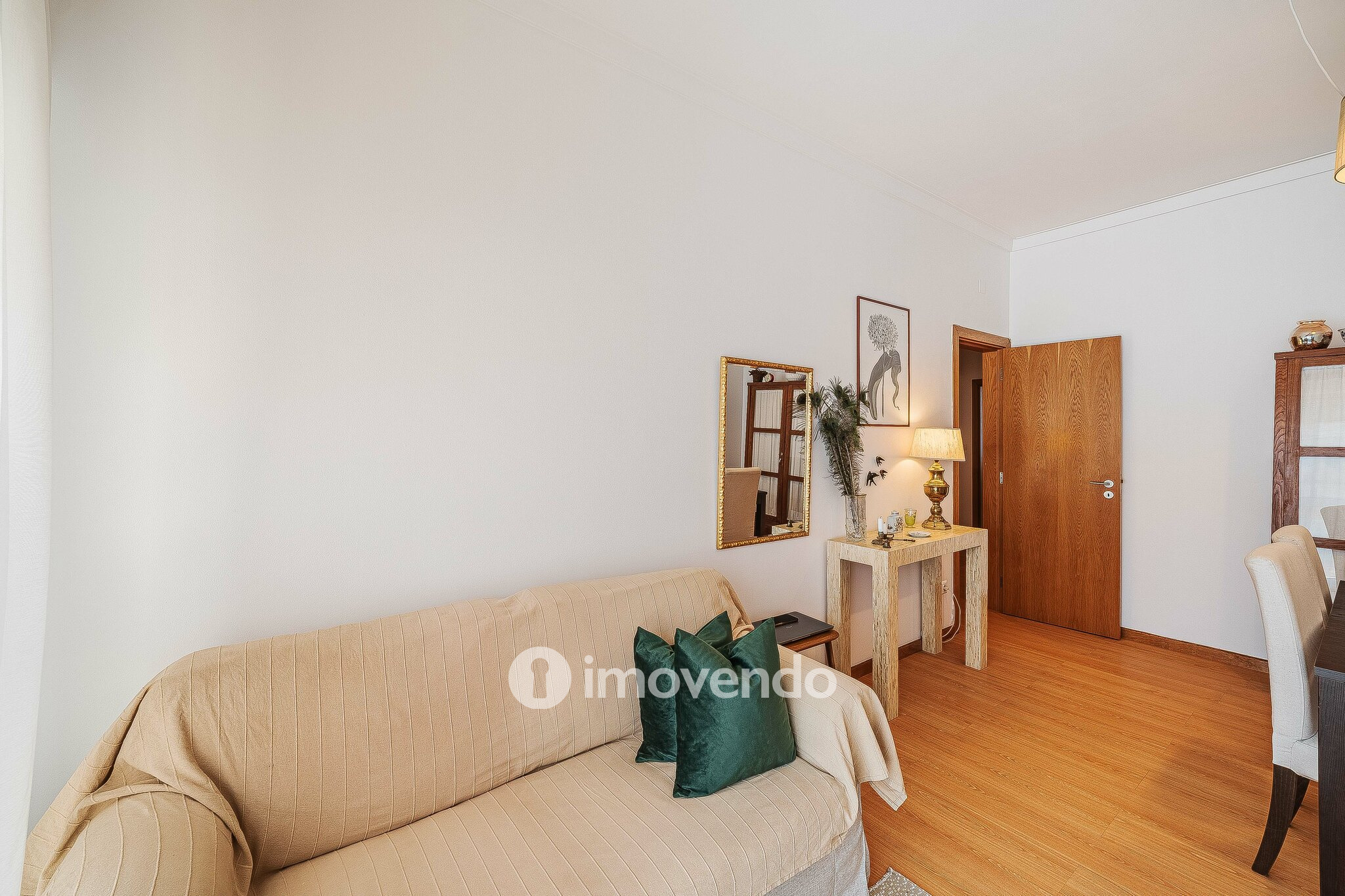 Apartamento T2 com cozinha equipada e duas varandas, na Damaia