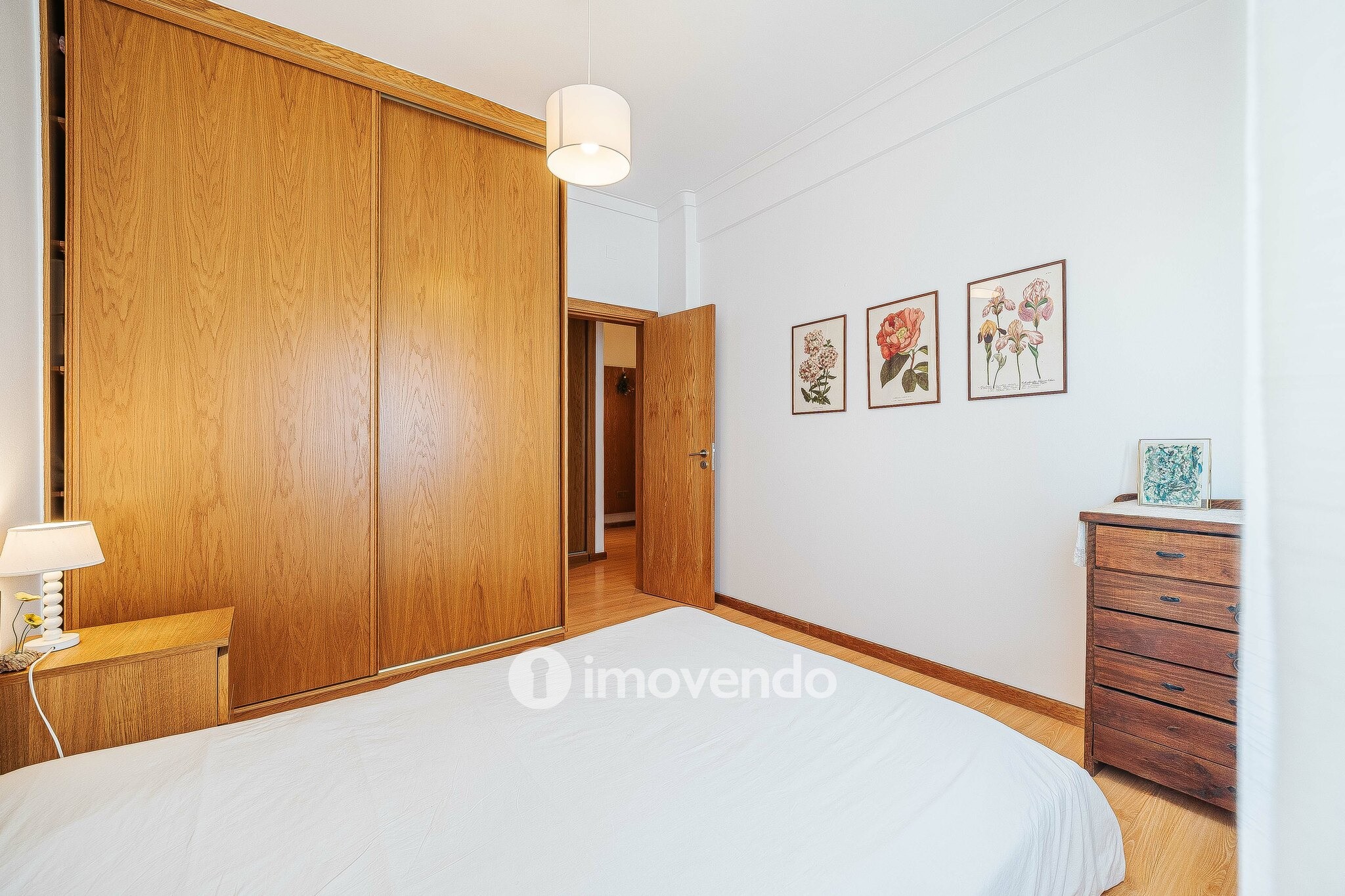 Apartamento T2 com cozinha equipada e duas varandas, na Damaia
