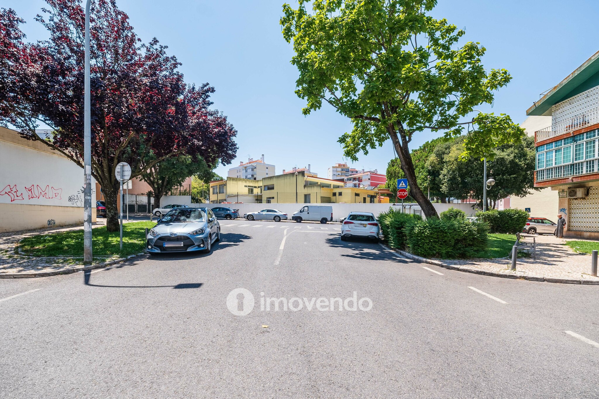 Apartamento T2 com cozinha equipada e duas varandas, na Damaia