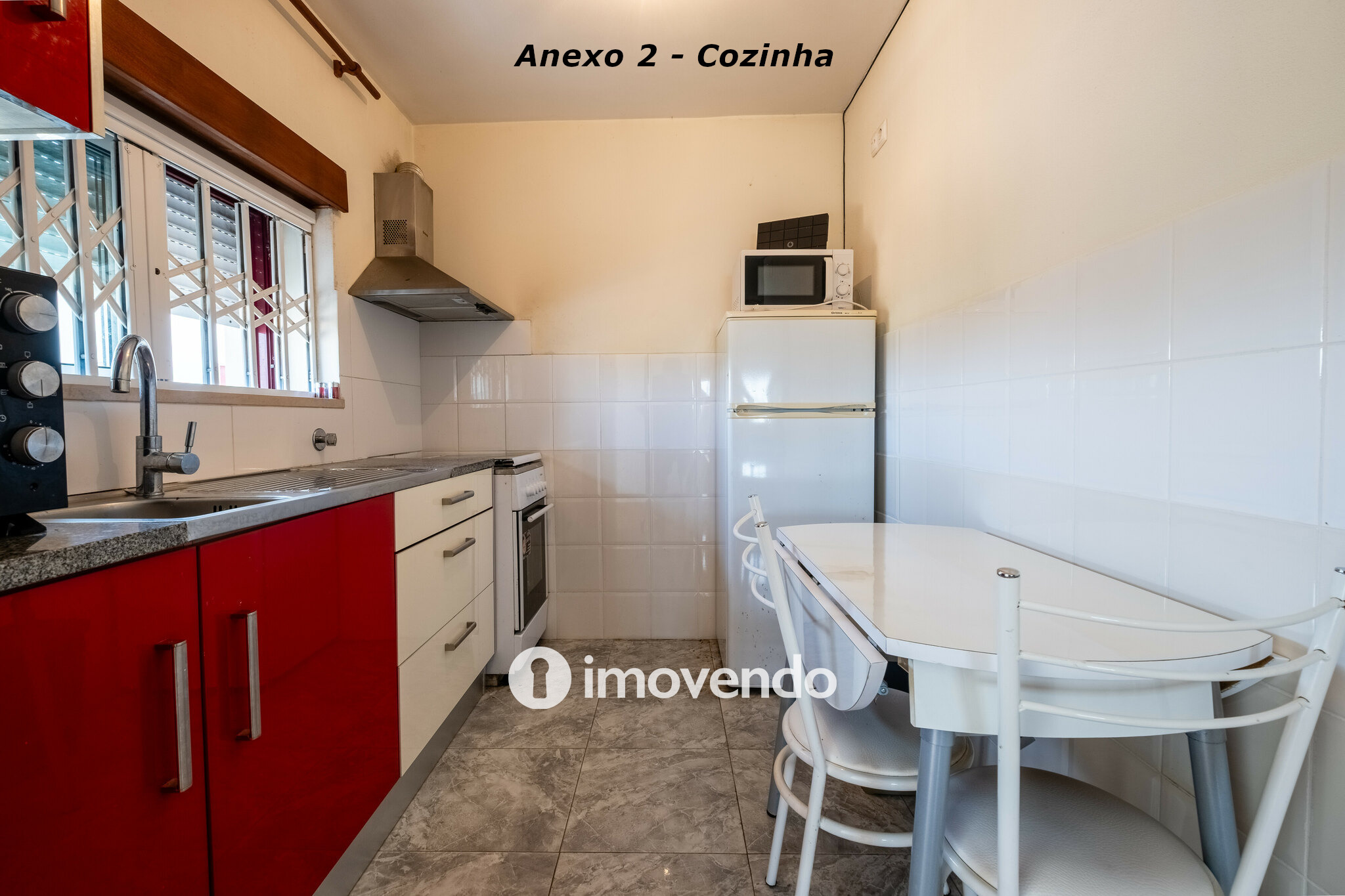 Moradia com terreno de 1.347 m2 e garagem, em São Martinho do Bispo