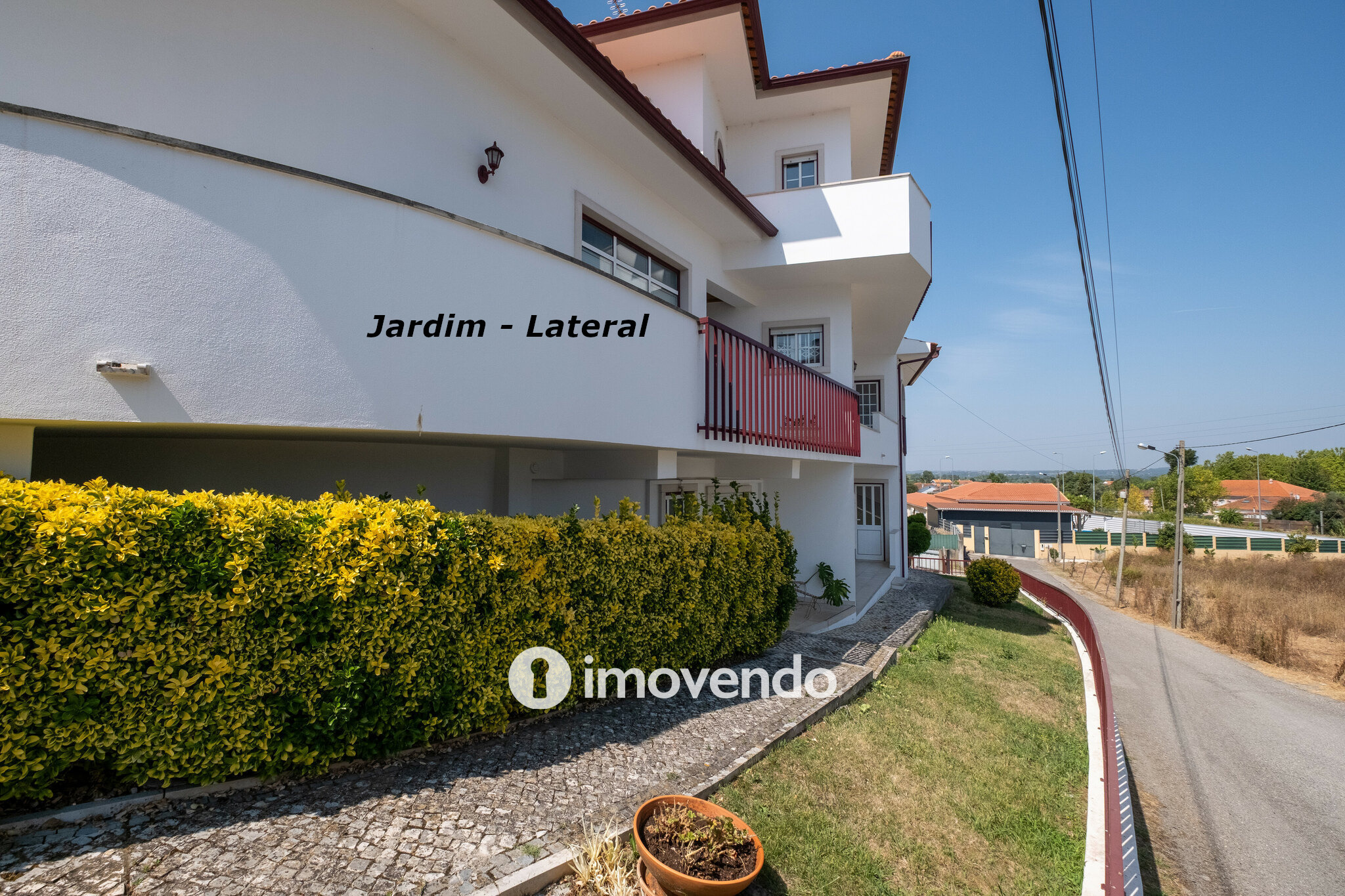 Moradia com terreno de 1.347 m2 e garagem, em São Martinho do Bispo