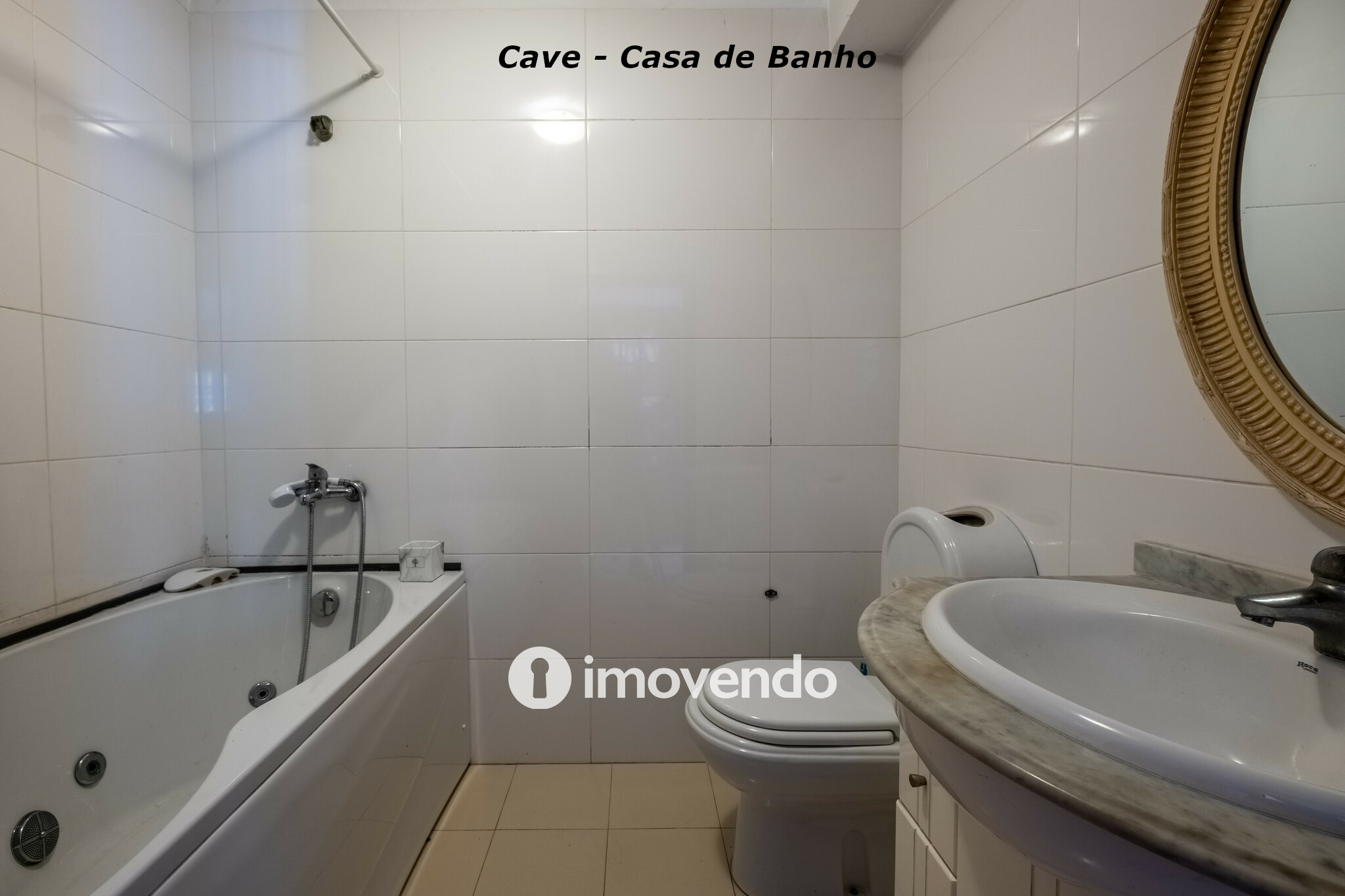 Moradia com terreno de 1.347 m2 e garagem, em São Martinho do Bispo