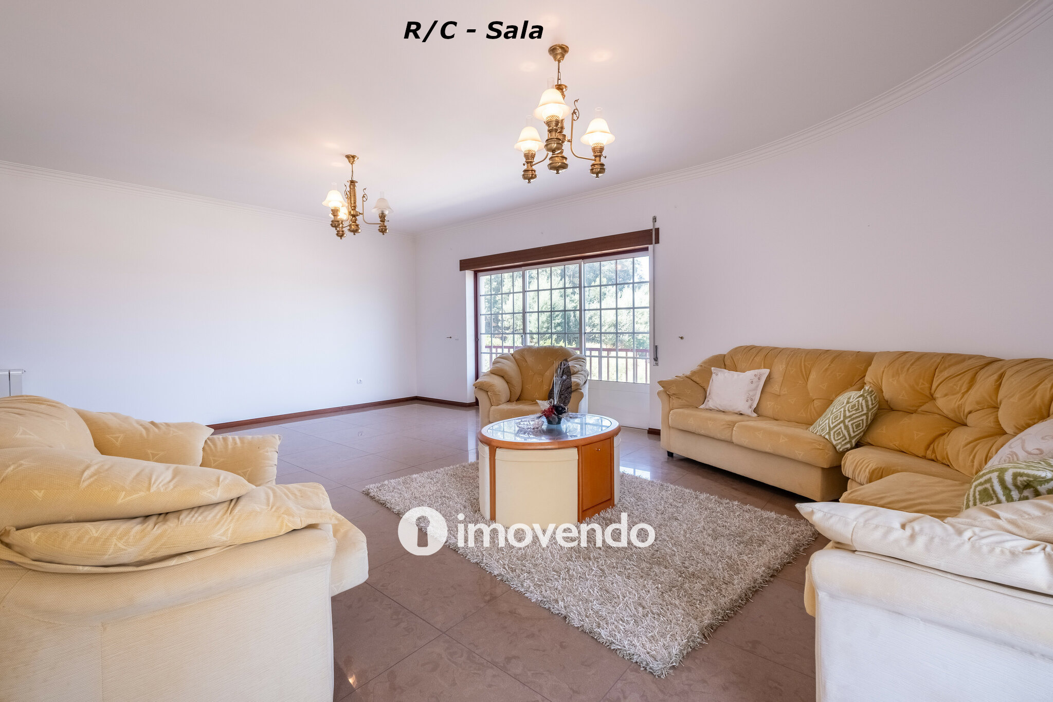 Moradia com terreno de 1.347 m2 e garagem, em São Martinho do Bispo