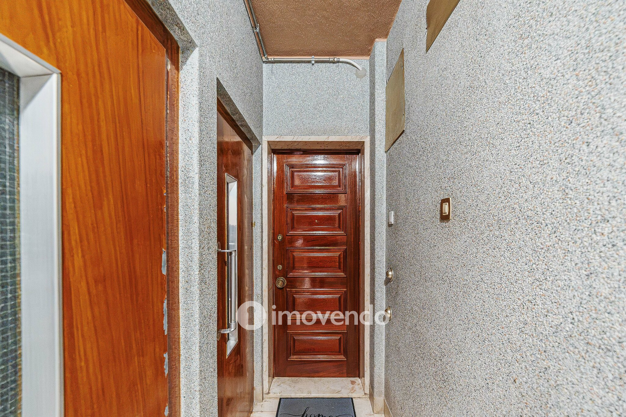 Apartamento T2 com cozinha equipada e duas varandas, na Damaia