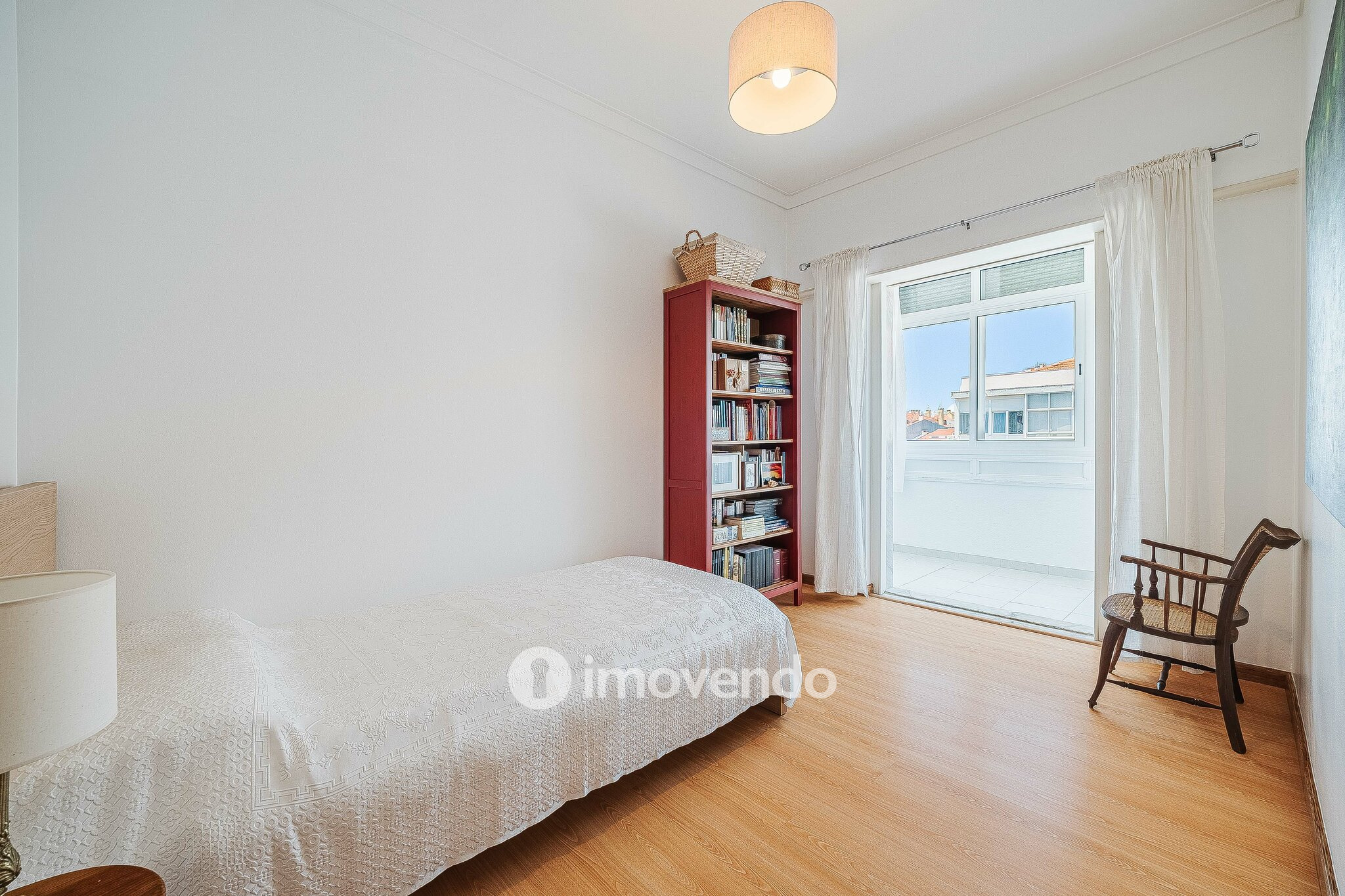Apartamento T2 com cozinha equipada e duas varandas, na Damaia
