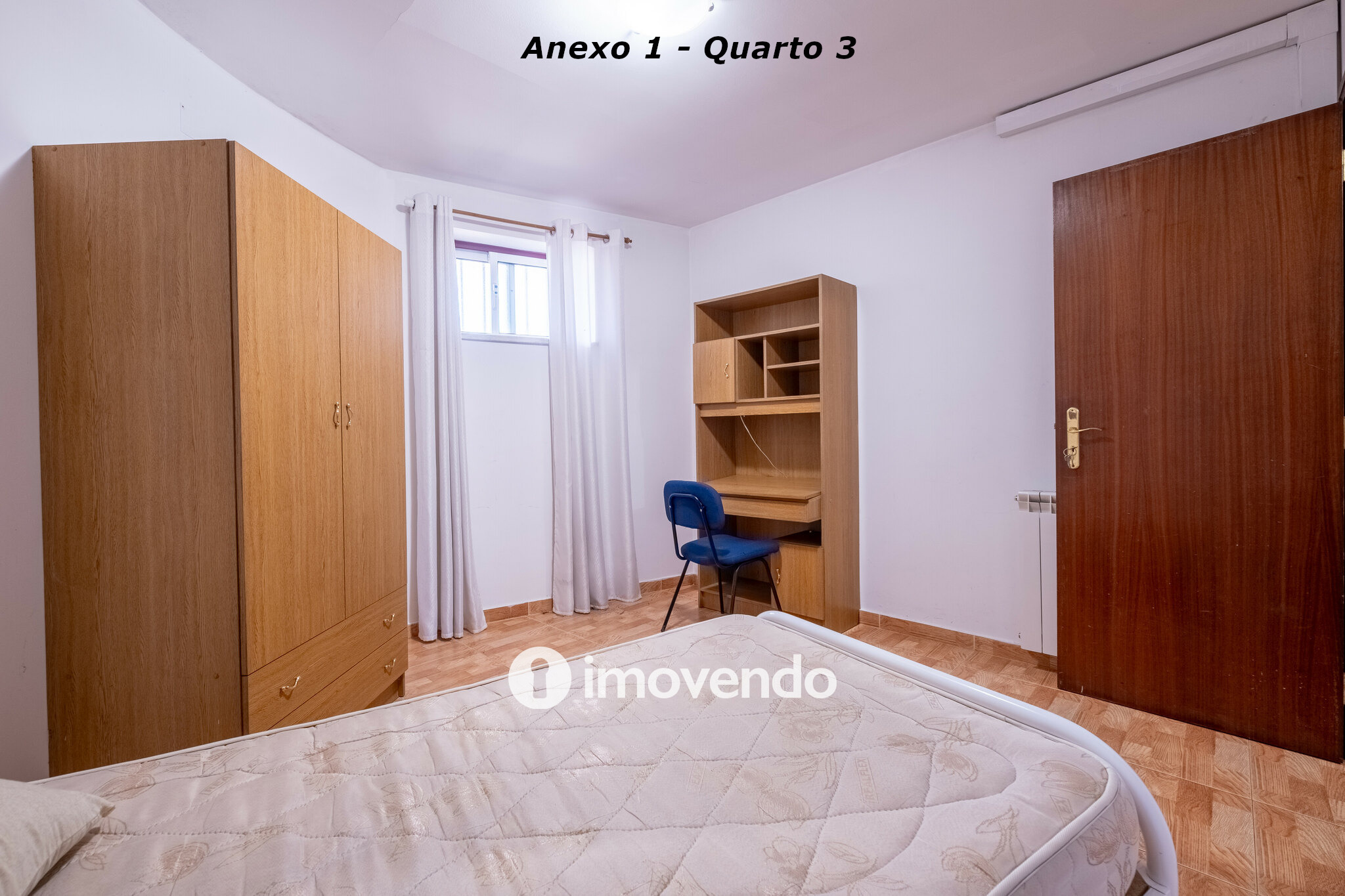 Moradia com terreno de 1.347 m2 e garagem, em São Martinho do Bispo