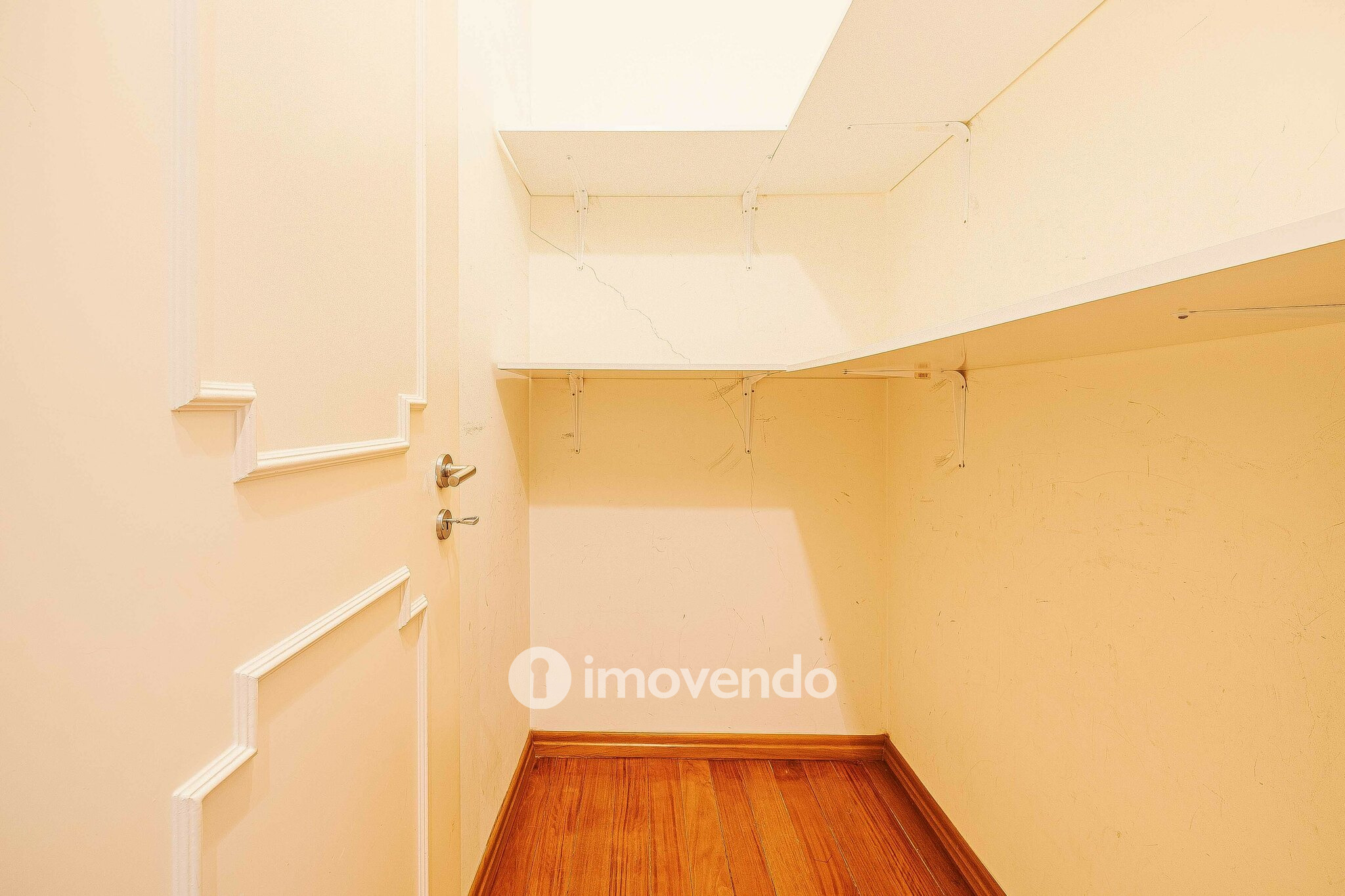 Apartamento T3 pronto a habitar, com estacionamento, na Portela