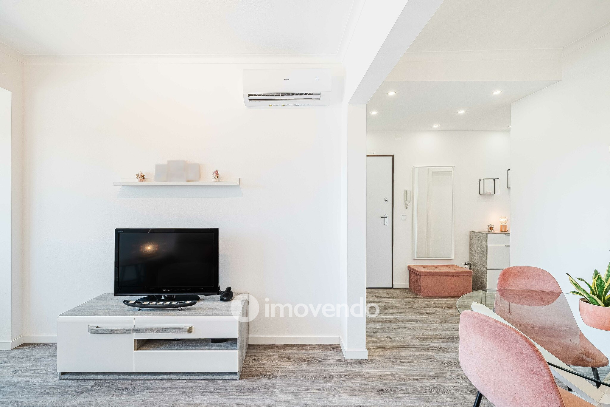 Apartamento T2 totalmente remodelado, nos Foros da Amora