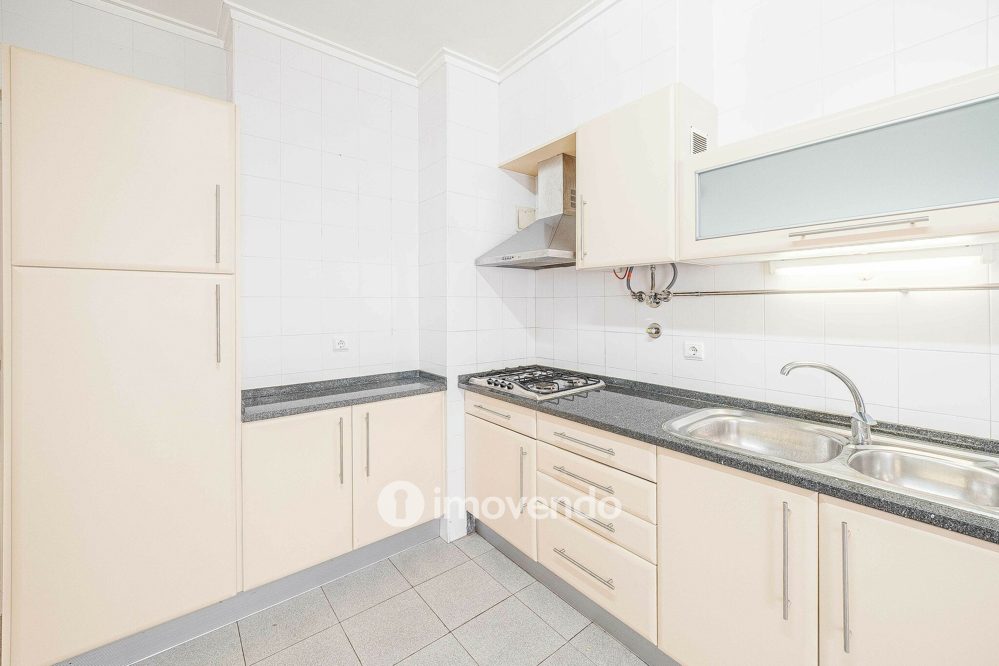 Apartamento T3 pronto a habitar, com estacionamento, na Portela