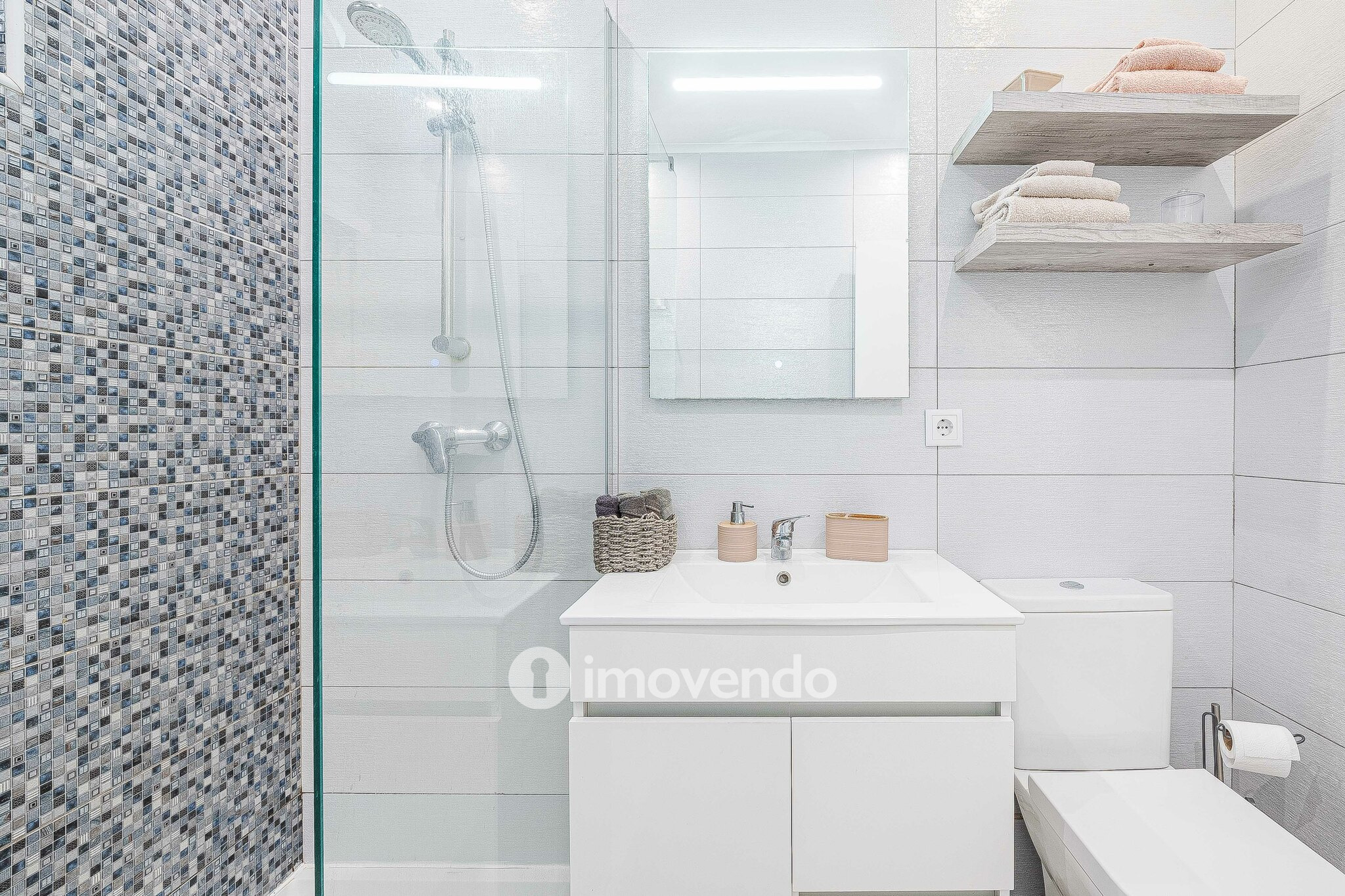 Apartamento T2 totalmente remodelado, nos Foros da Amora