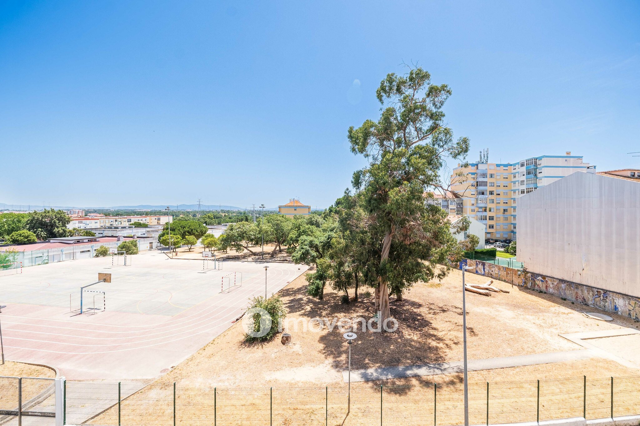 Apartamento T2 totalmente remodelado, nos Foros da Amora