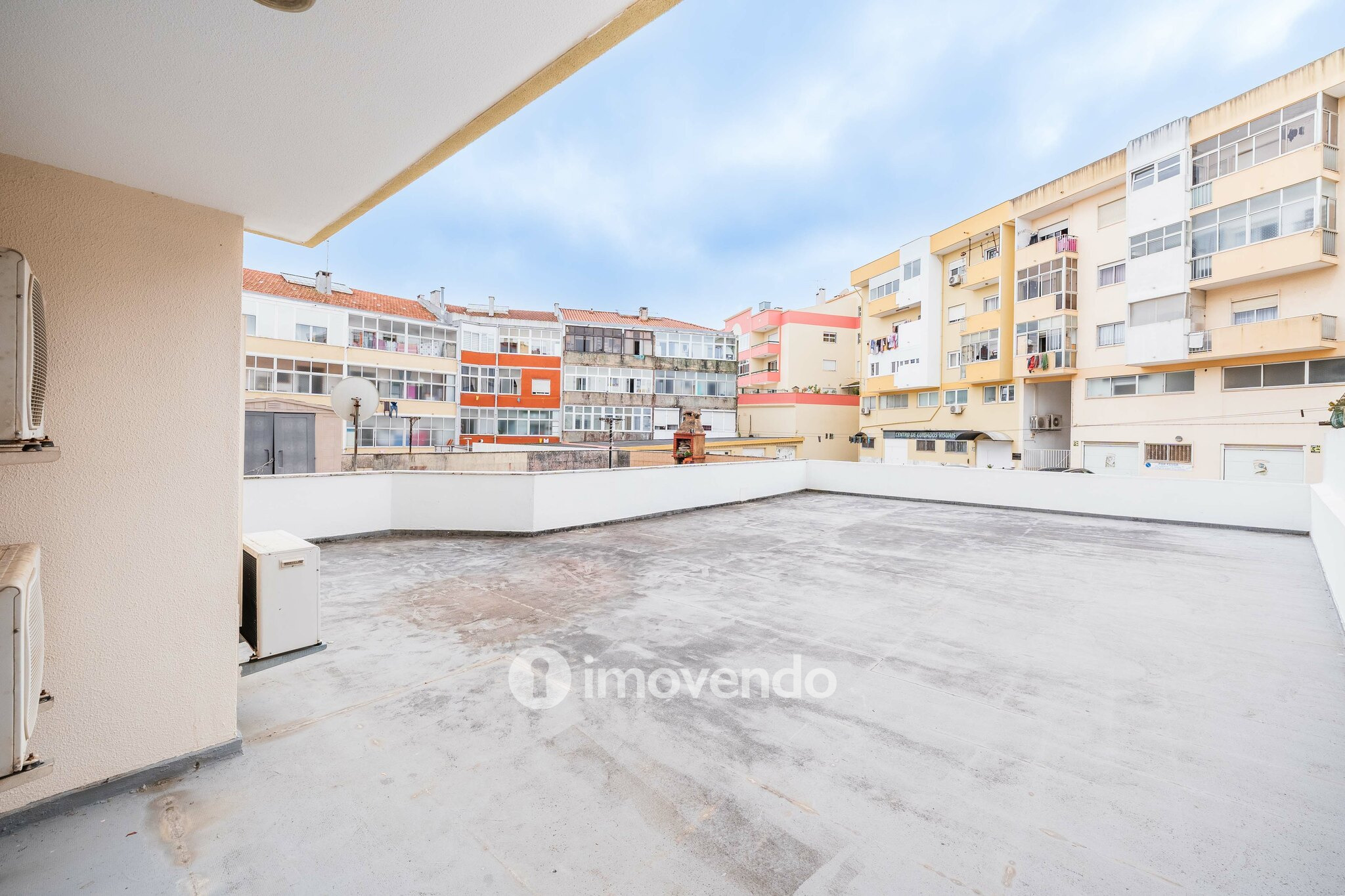 Apartamento T3, com terraço e arrecadação, em Mem Martins