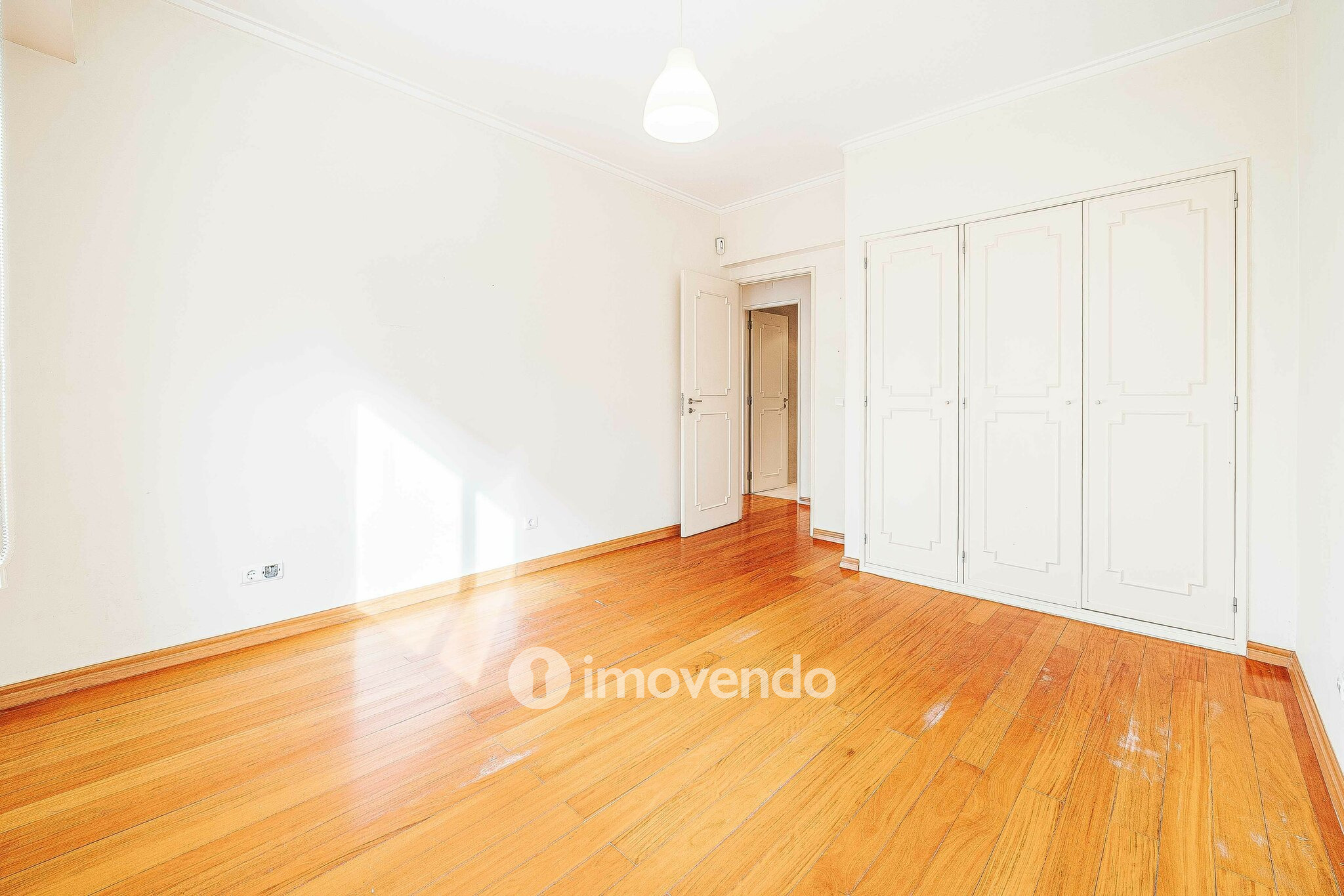 Apartamento T3 pronto a habitar, com estacionamento, na Portela