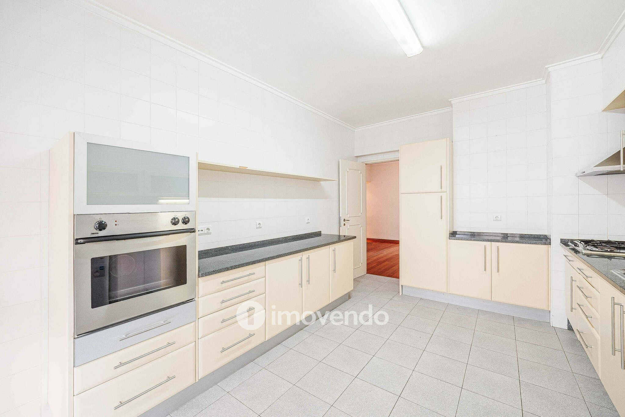 Apartamento T3 pronto a habitar, com estacionamento, na Portela