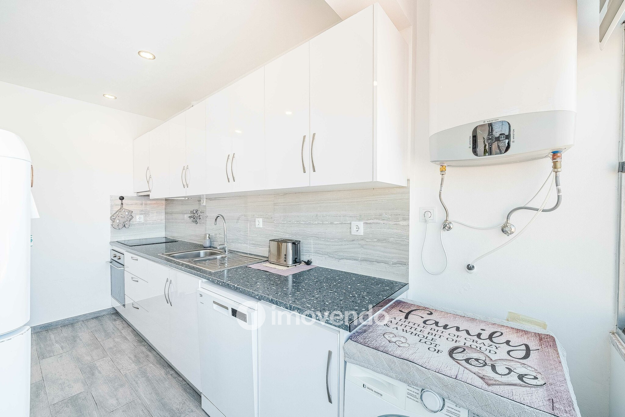 Apartamento T2 totalmente remodelado, nos Foros da Amora