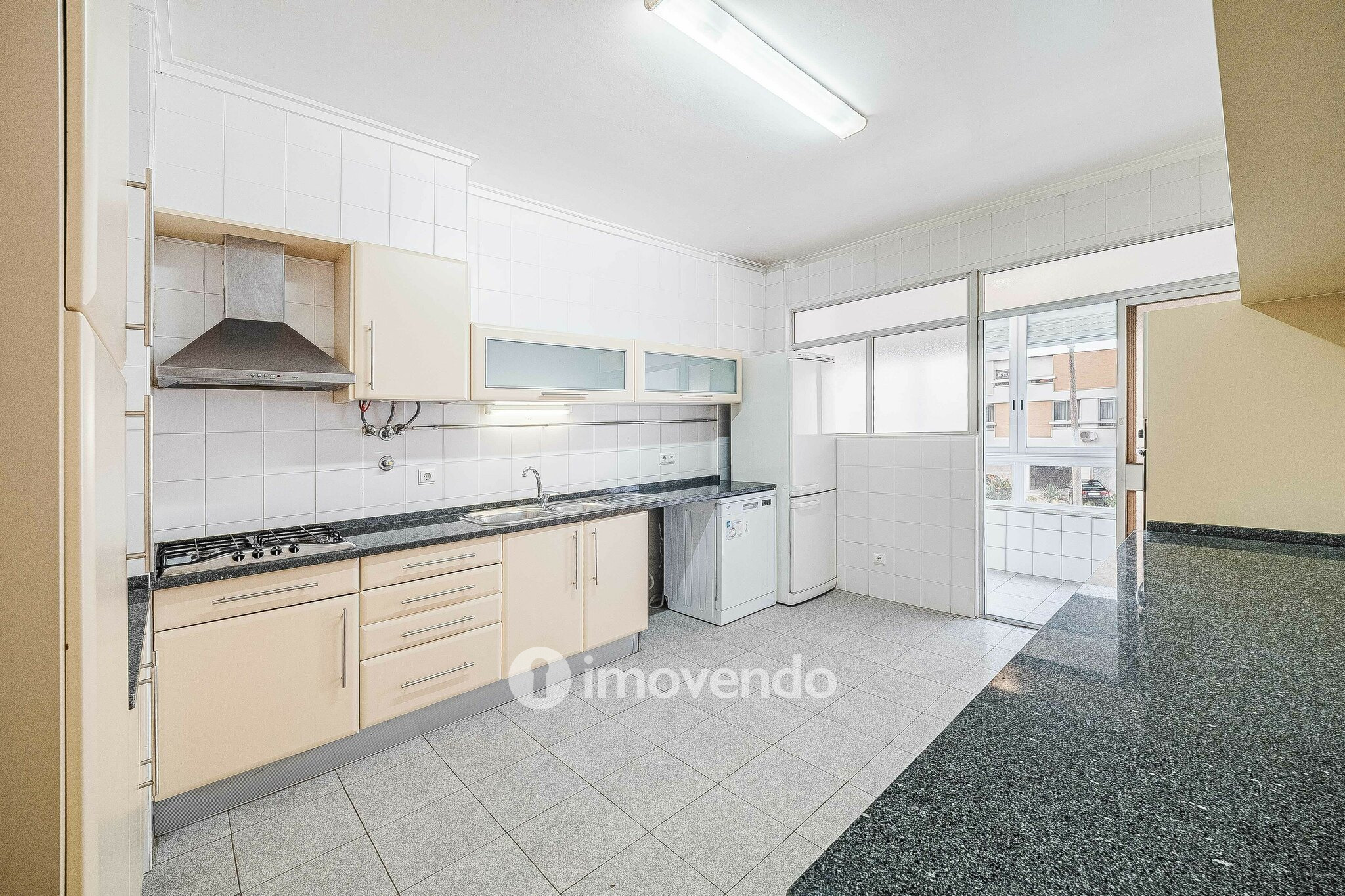 Apartamento T3 pronto a habitar, com estacionamento, na Portela