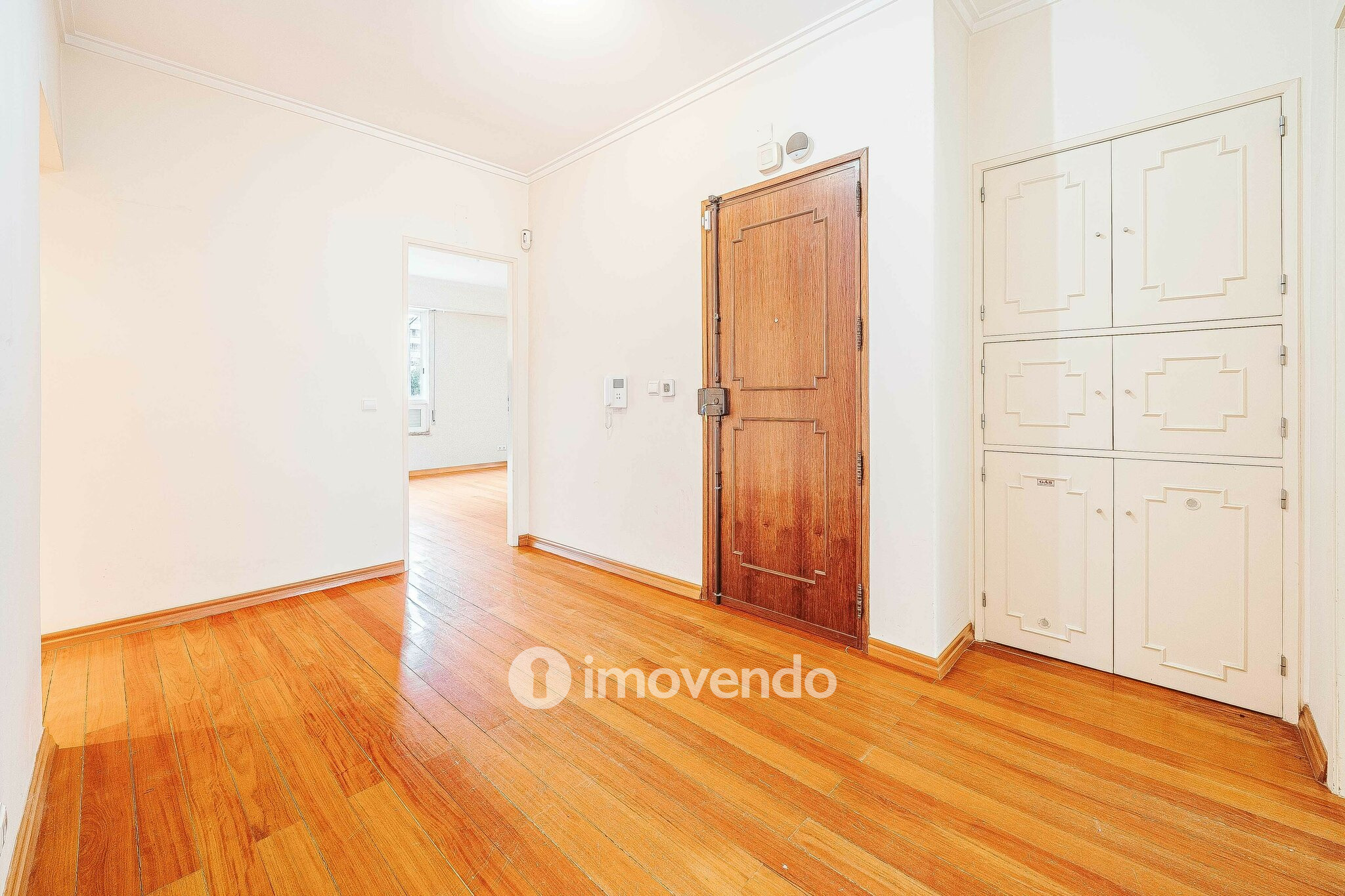 Apartamento T3 pronto a habitar, com estacionamento, na Portela