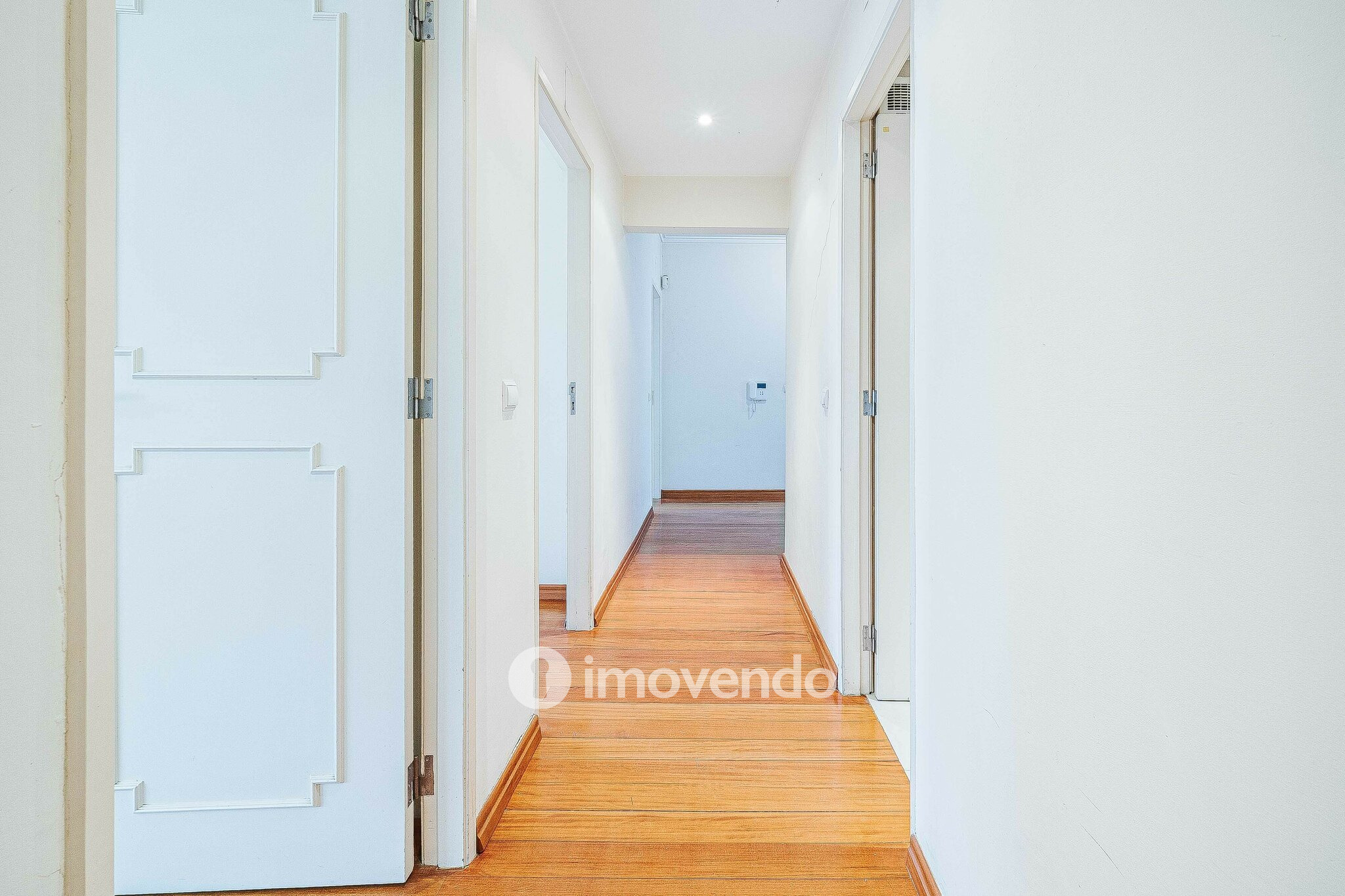 Apartamento T3 pronto a habitar, com estacionamento, na Portela