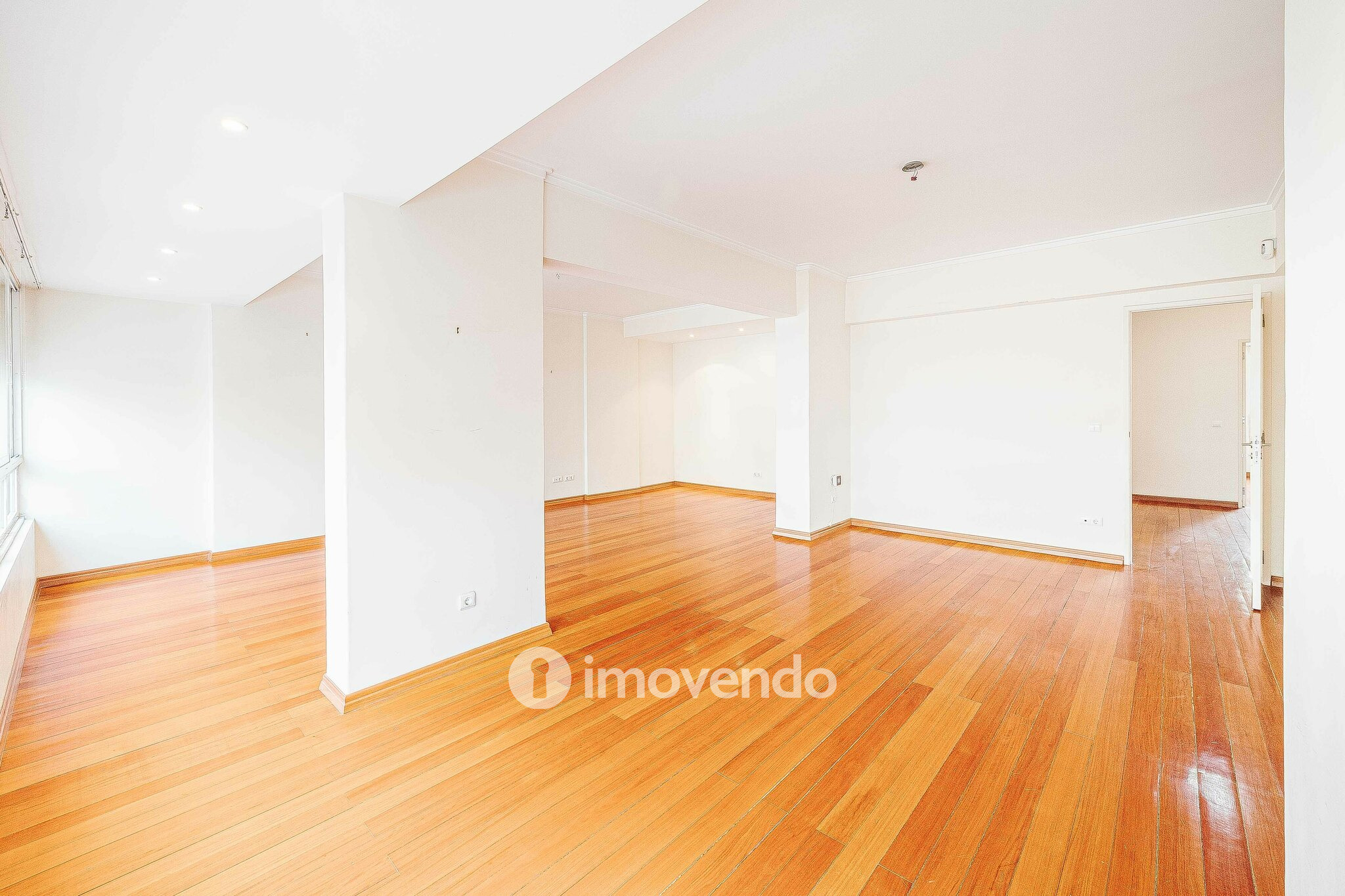 Apartamento T3 pronto a habitar, com estacionamento, na Portela