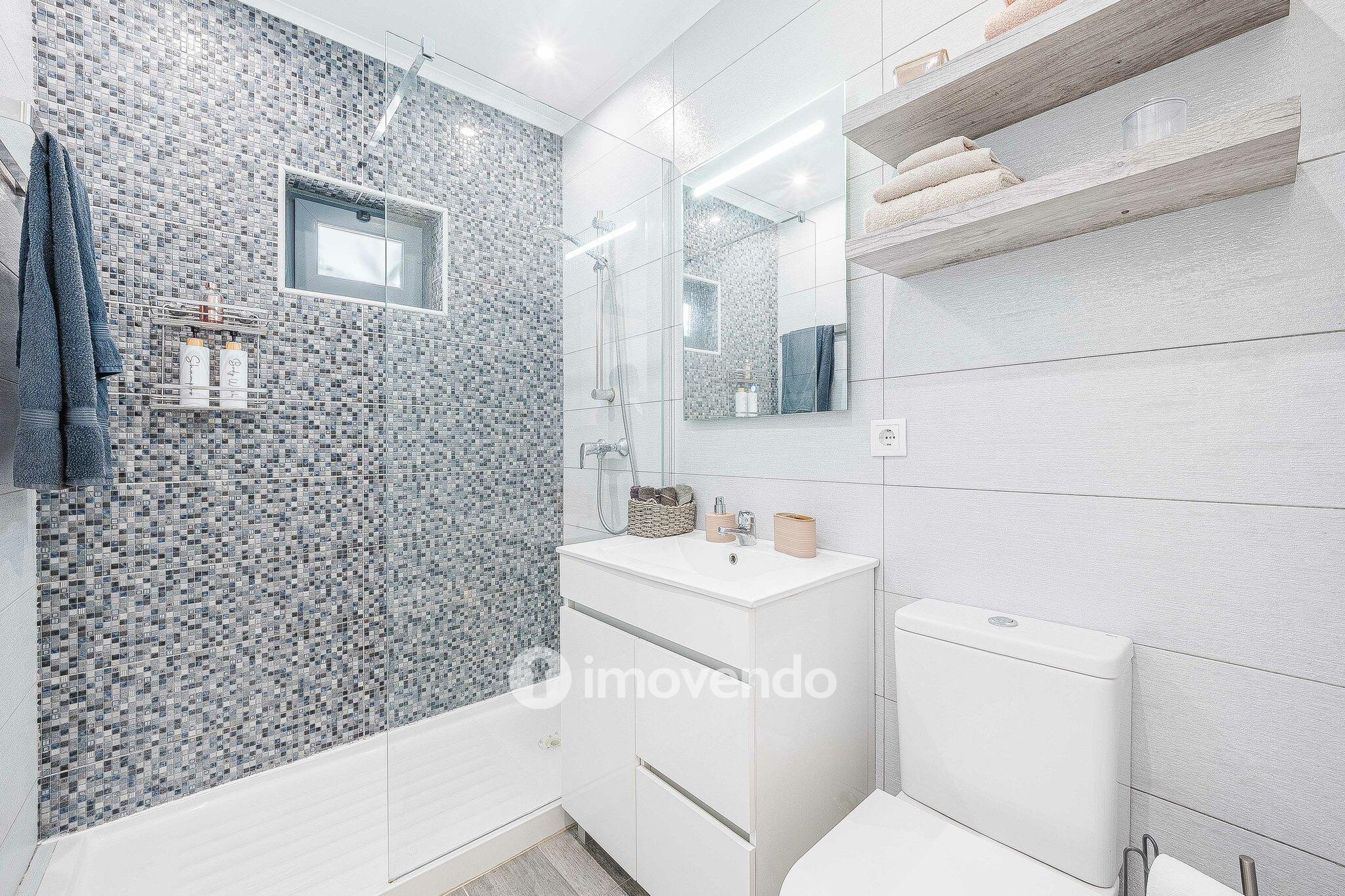 Apartamento T2 totalmente remodelado, nos Foros da Amora