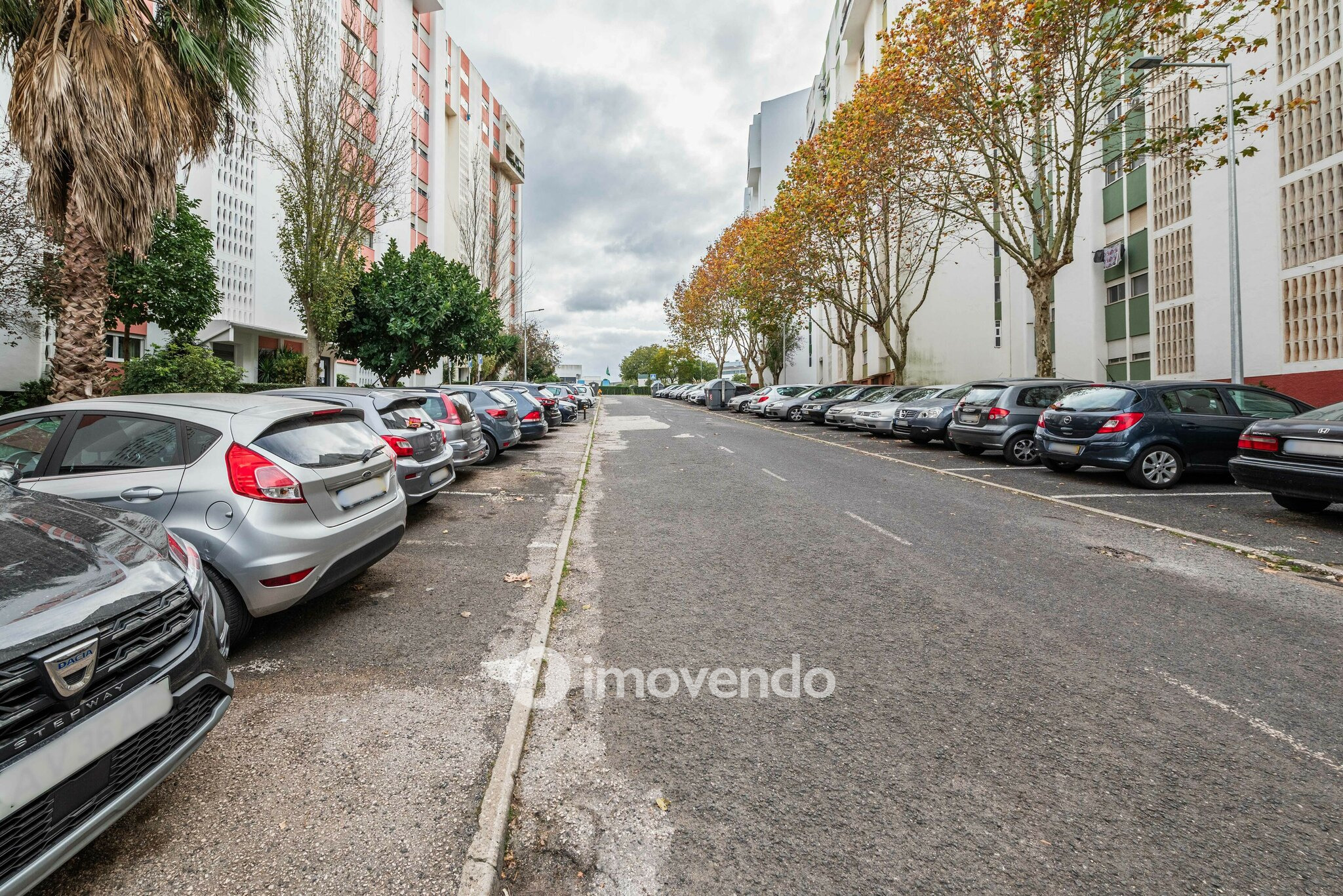 Apartamento T2, com cozinha equipada, em Santo António dos Cavaleiros