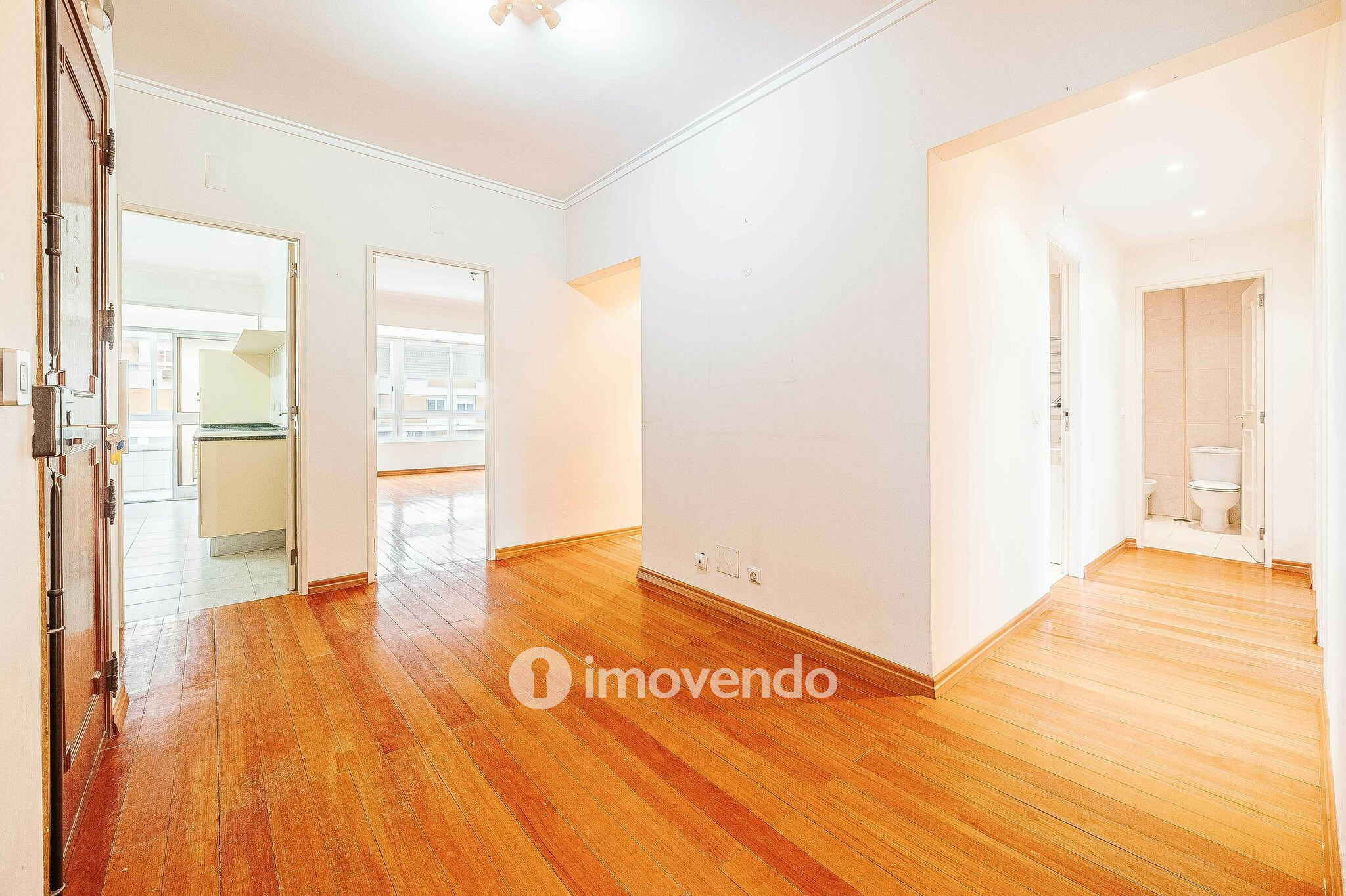 Apartamento T3 pronto a habitar, com estacionamento, na Portela