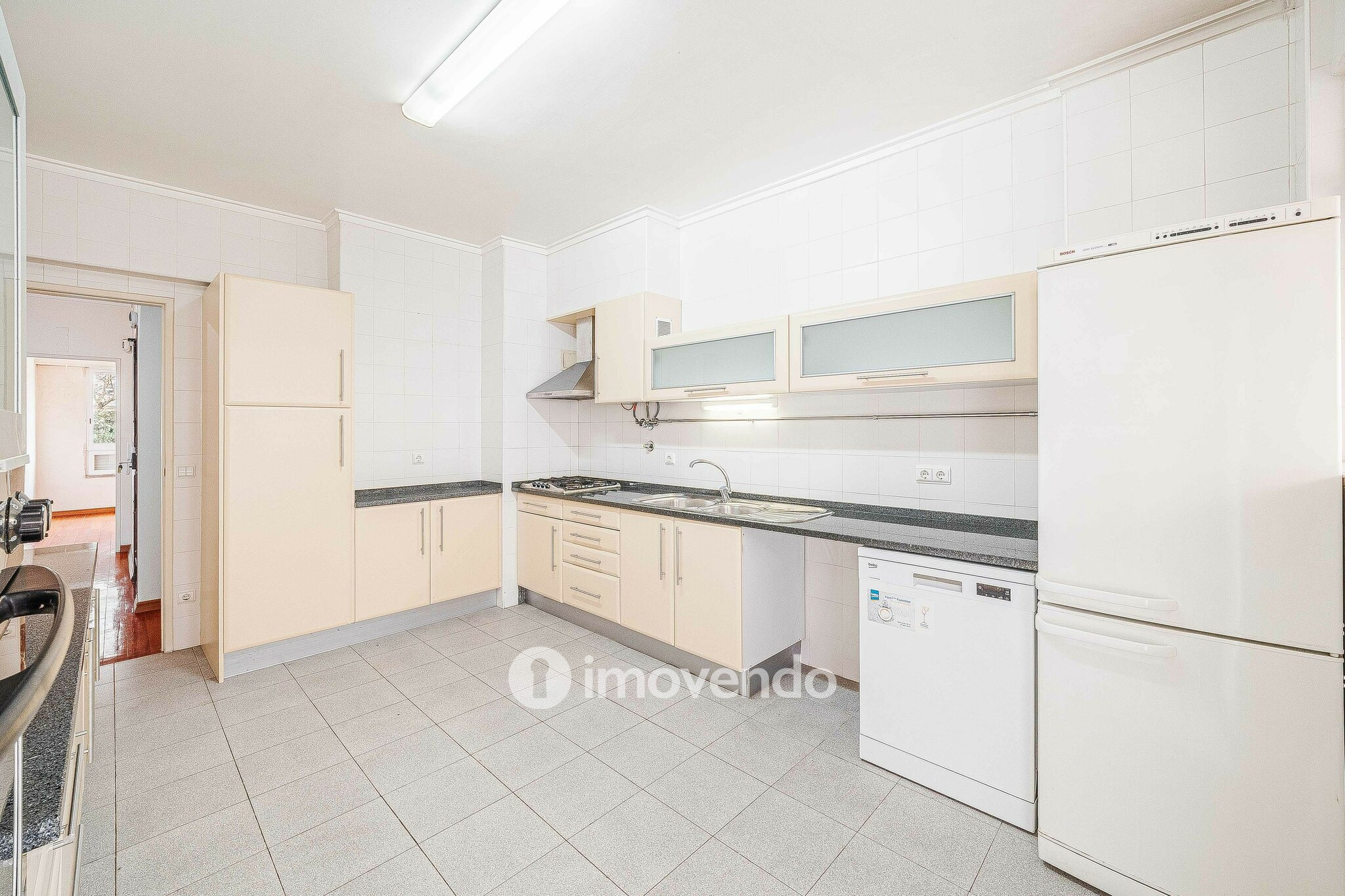 Apartamento T3 pronto a habitar, com estacionamento, na Portela