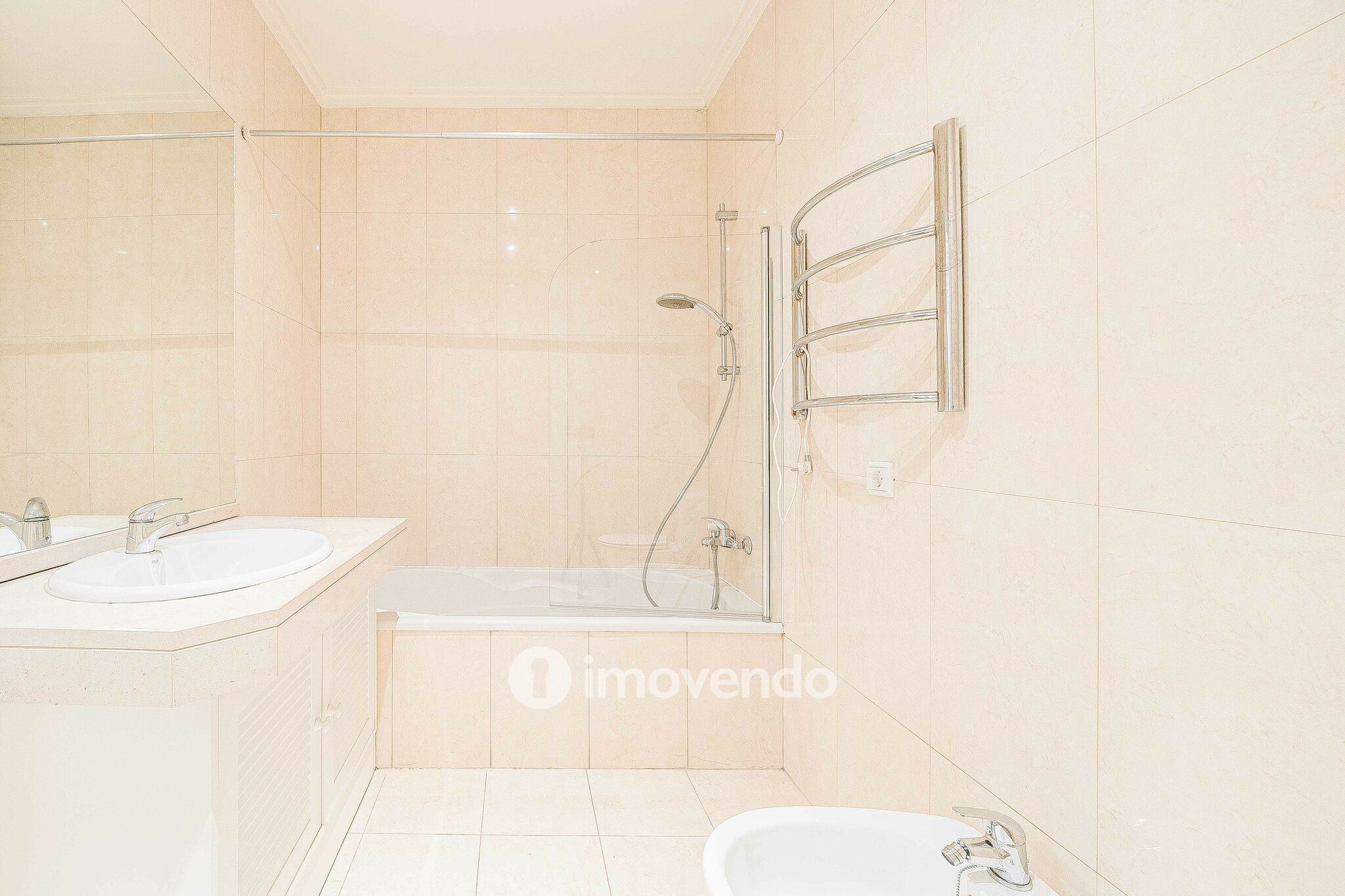 Apartamento T3 pronto a habitar, com estacionamento, na Portela