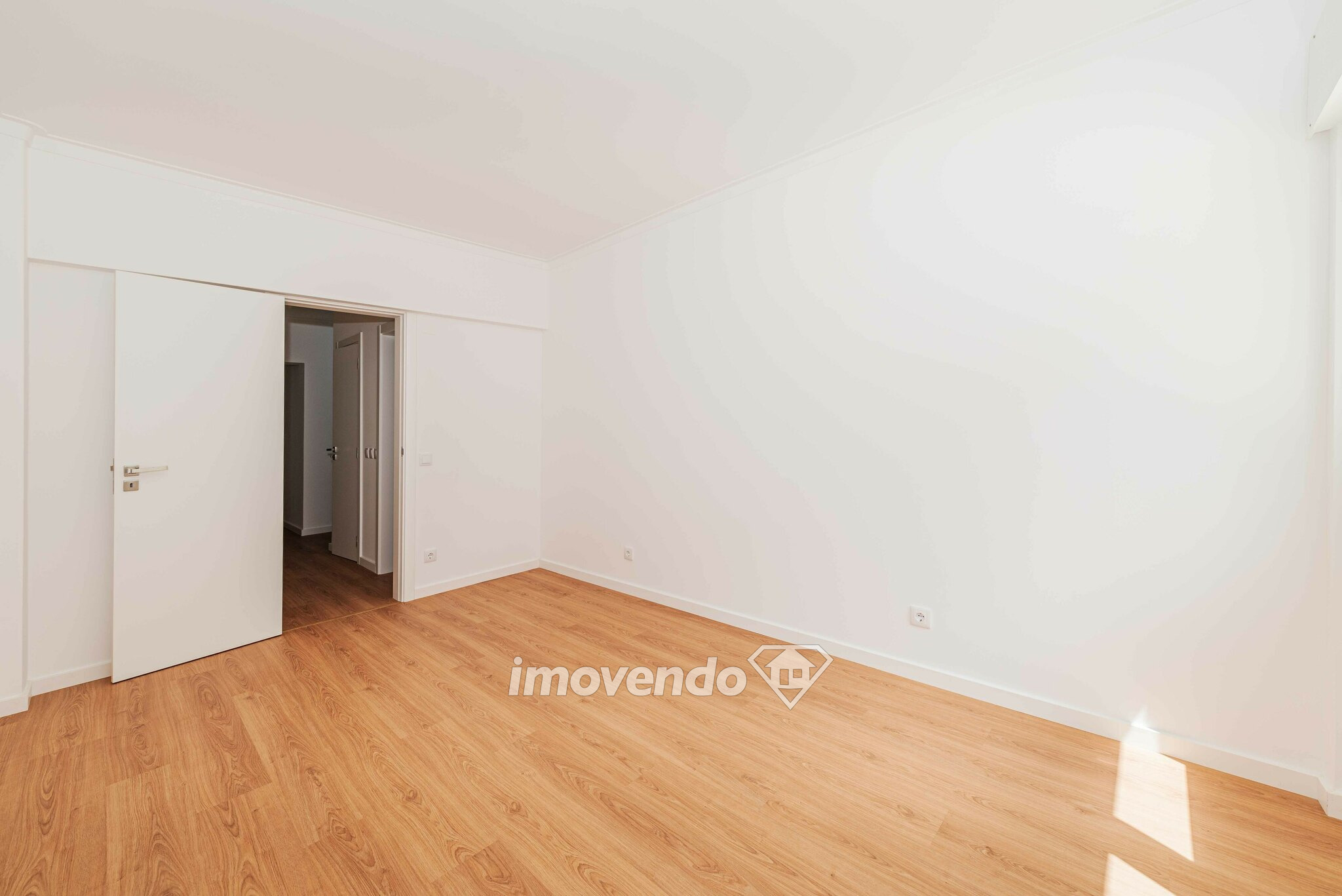 Apartamento T3 totalmente remodelado, pronto a habitar, em Mem-Martins