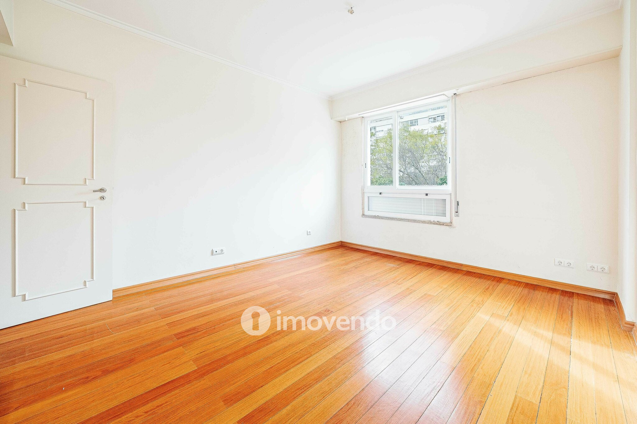 Apartamento T3 pronto a habitar, com estacionamento, na Portela