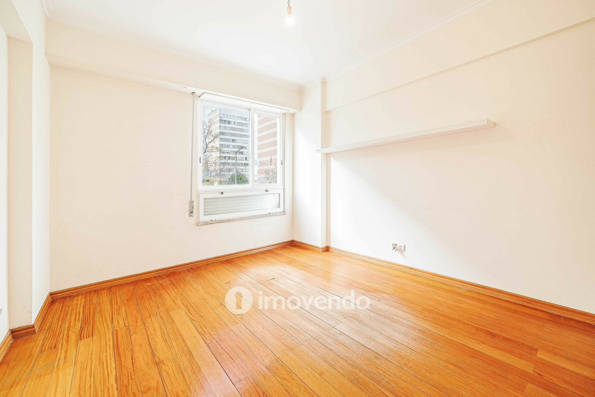 Apartamento T3 pronto a habitar, com estacionamento, na Portela