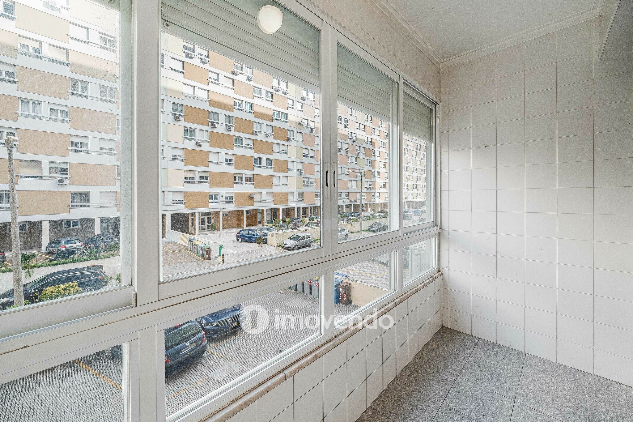 Apartamento T3 pronto a habitar, com estacionamento, na Portela