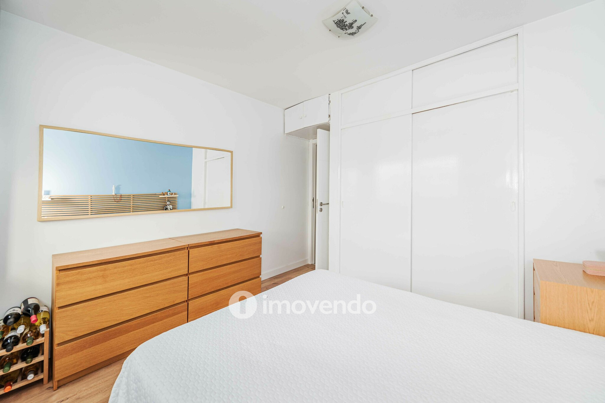 Apartamento T2, com cozinha equipada, em Santo António dos Cavaleiros