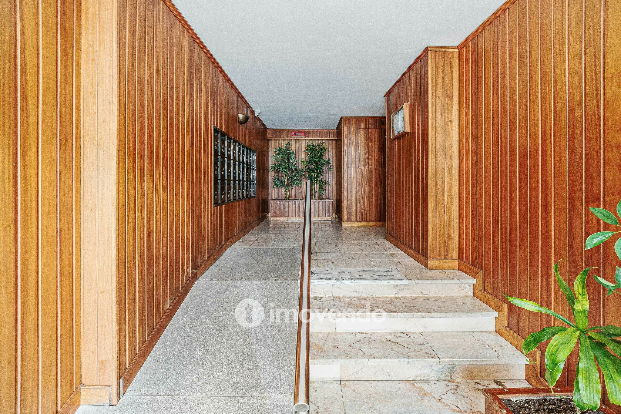 Apartamento T3 pronto a habitar, com estacionamento, na Portela