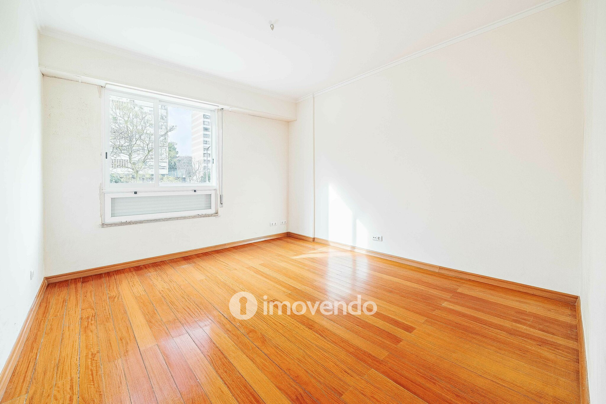 Apartamento T3 pronto a habitar, com estacionamento, na Portela