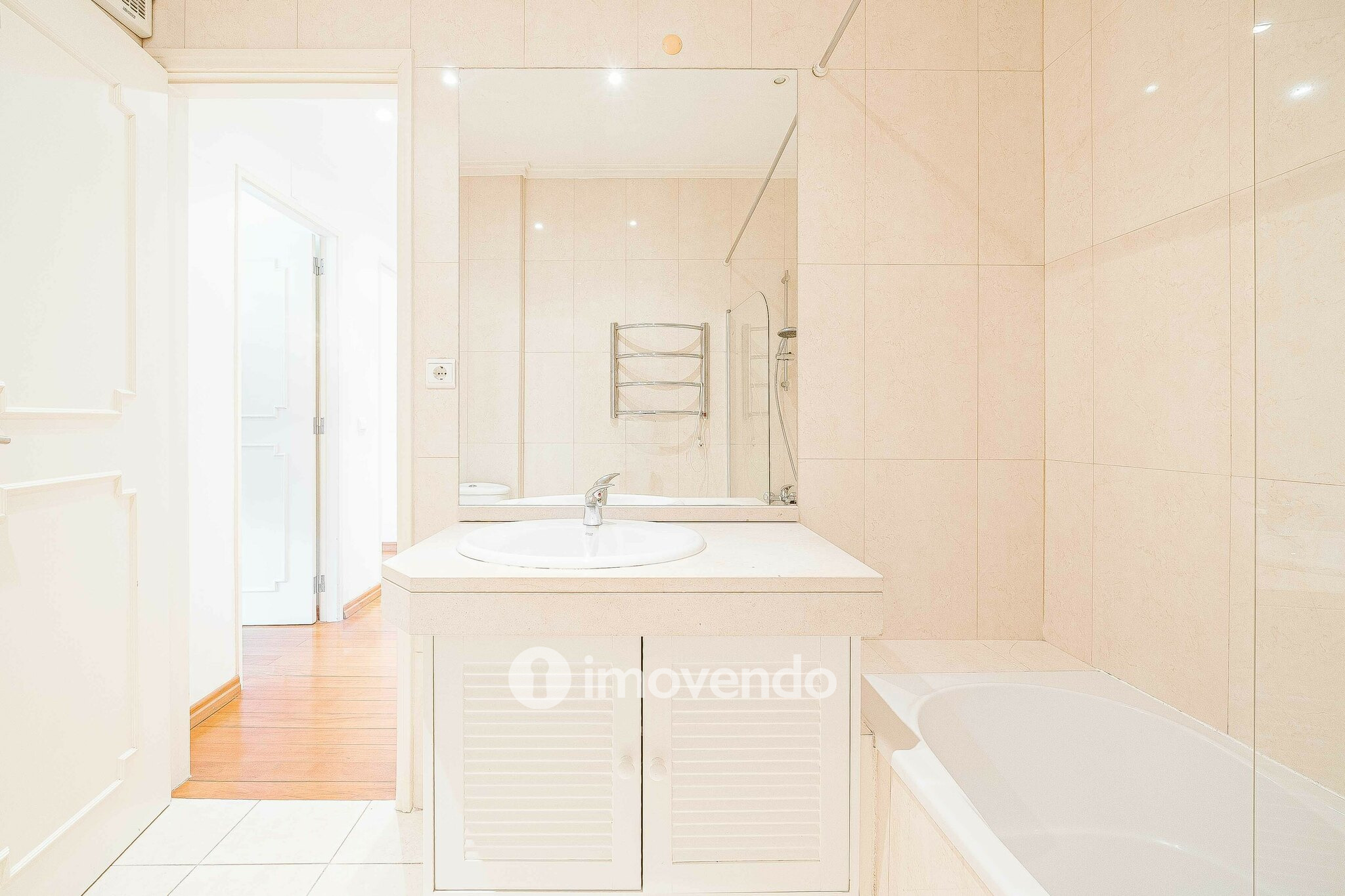 Apartamento T3 pronto a habitar, com estacionamento, na Portela