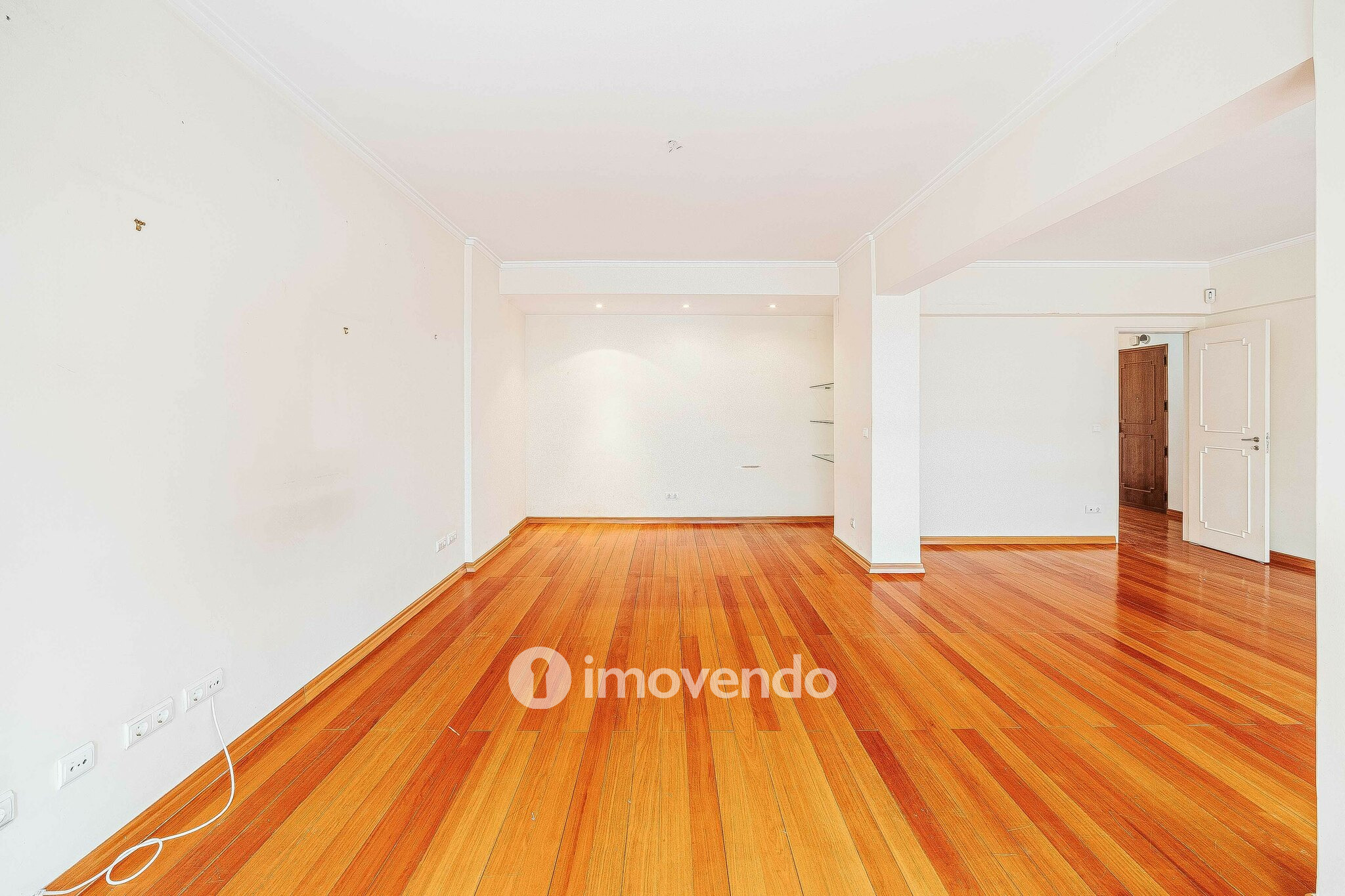 Apartamento T3 pronto a habitar, com estacionamento, na Portela