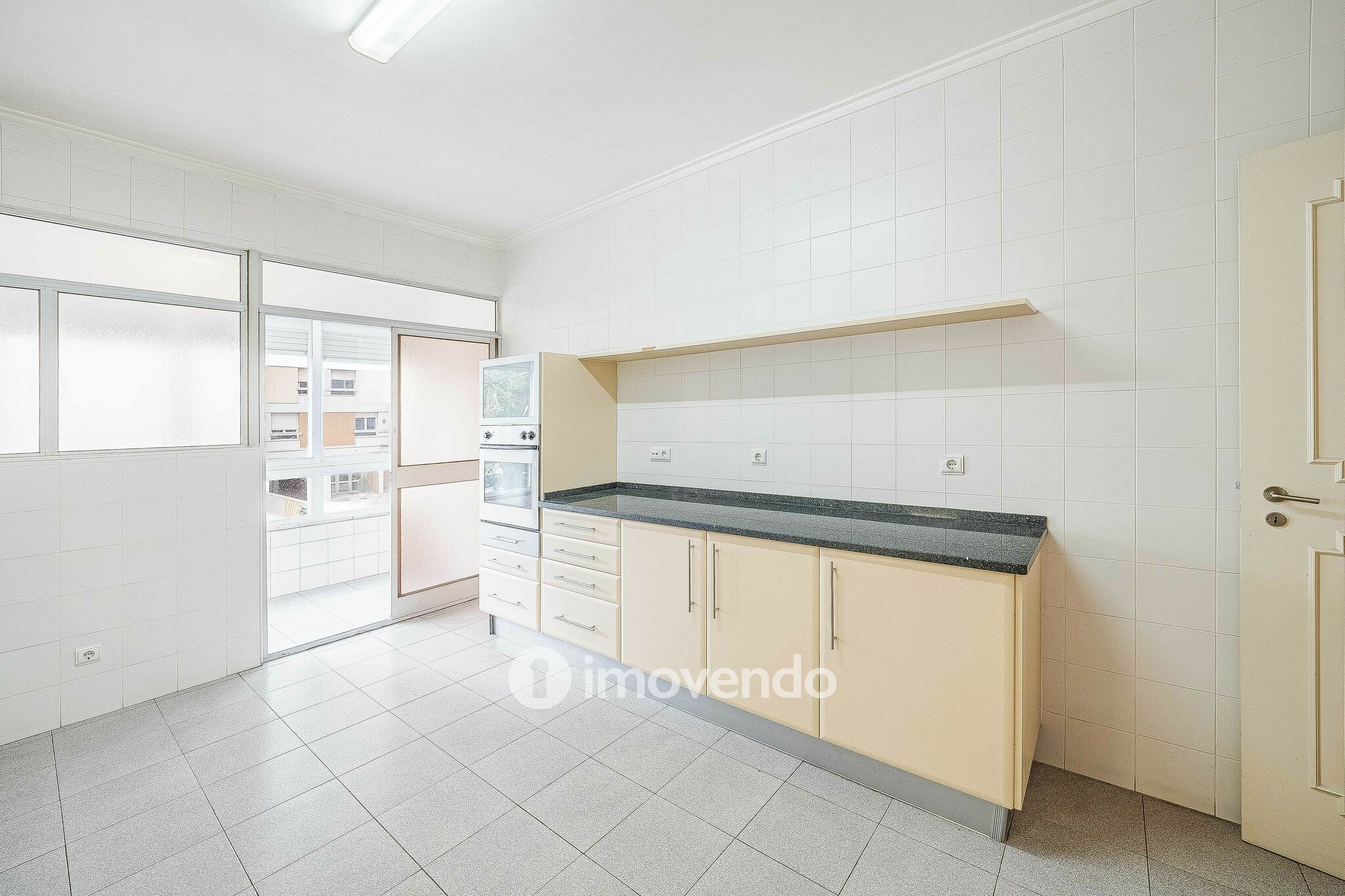 Apartamento T3 pronto a habitar, com estacionamento, na Portela