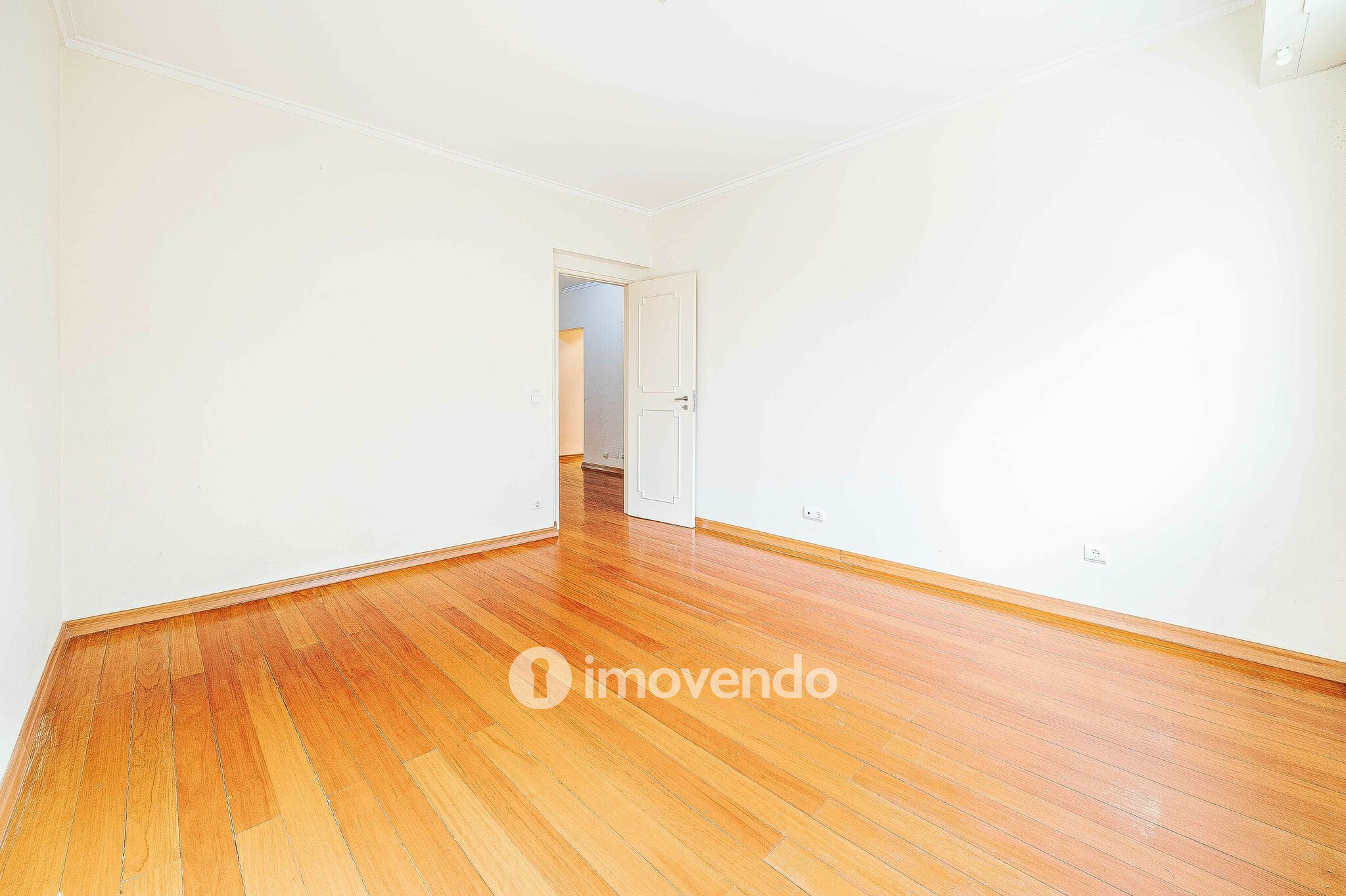 Apartamento T3 pronto a habitar, com estacionamento, na Portela