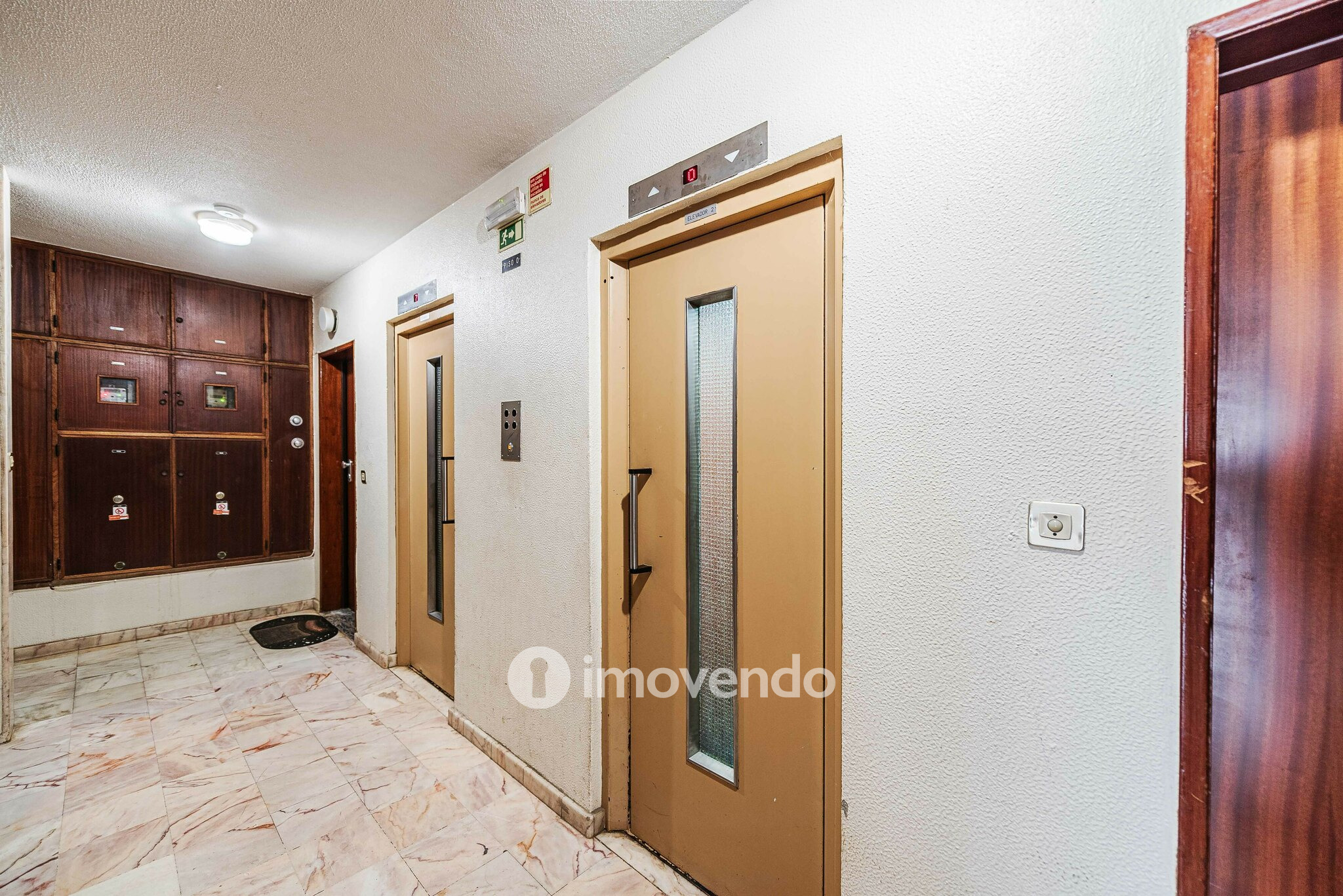 Apartamento T2, com cozinha equipada, em Santo António dos Cavaleiros